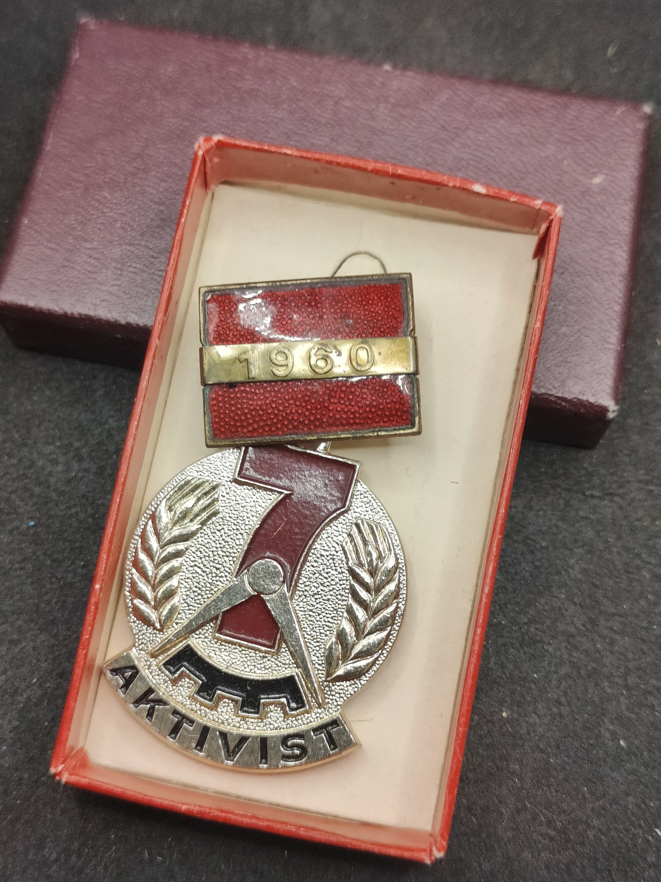 全场0元起拍 第139期 咸鱼国勋章拍卖专场 3月17日（周日）下午6：00开始 东德七年计划积极份子奖章 美品带盒