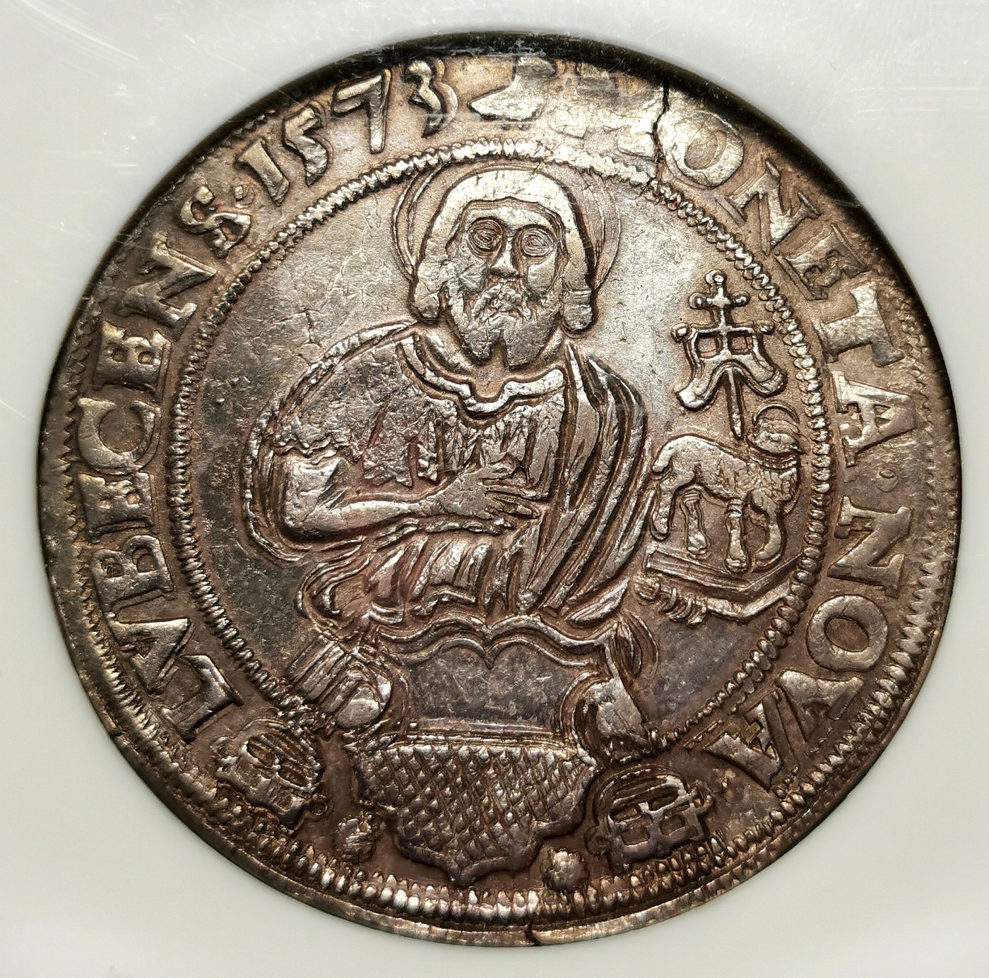 凡希社世界钱币微拍第二百六十三期 荐！1573汉萨同盟帝国自由市吕贝克泰勒大银NGC-AU53 包浆油润，气韵古朴厚重的一枚！正面的金羊毛图案象征贸易与财富，从十二世纪到十六世纪，作为同盟首府的吕贝克曾是北欧最重要的商业中心。