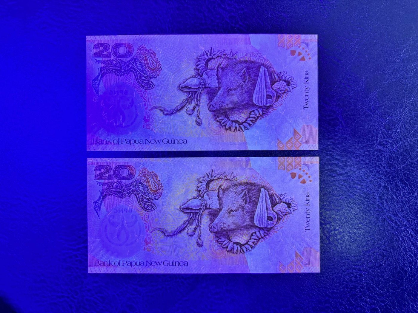 收藏联盟Quantum Auction 第331期拍卖  巴布新几内亚2008年20基纳纪念钞一对 （包括一张ZZZZ补号千位号） 品相全新UNC 边缘瑕疵为正常水印工艺原因