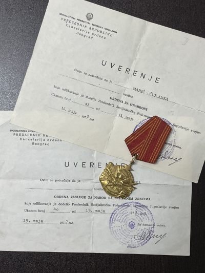 戎马世界章牌大赏第61期 - 南斯拉夫勇敢勋章，少见授予女性得主，带两张实发证书（另外一张为三级人民功勋勋章证书，均为同一得主），少见成套，且授予一位女性得主