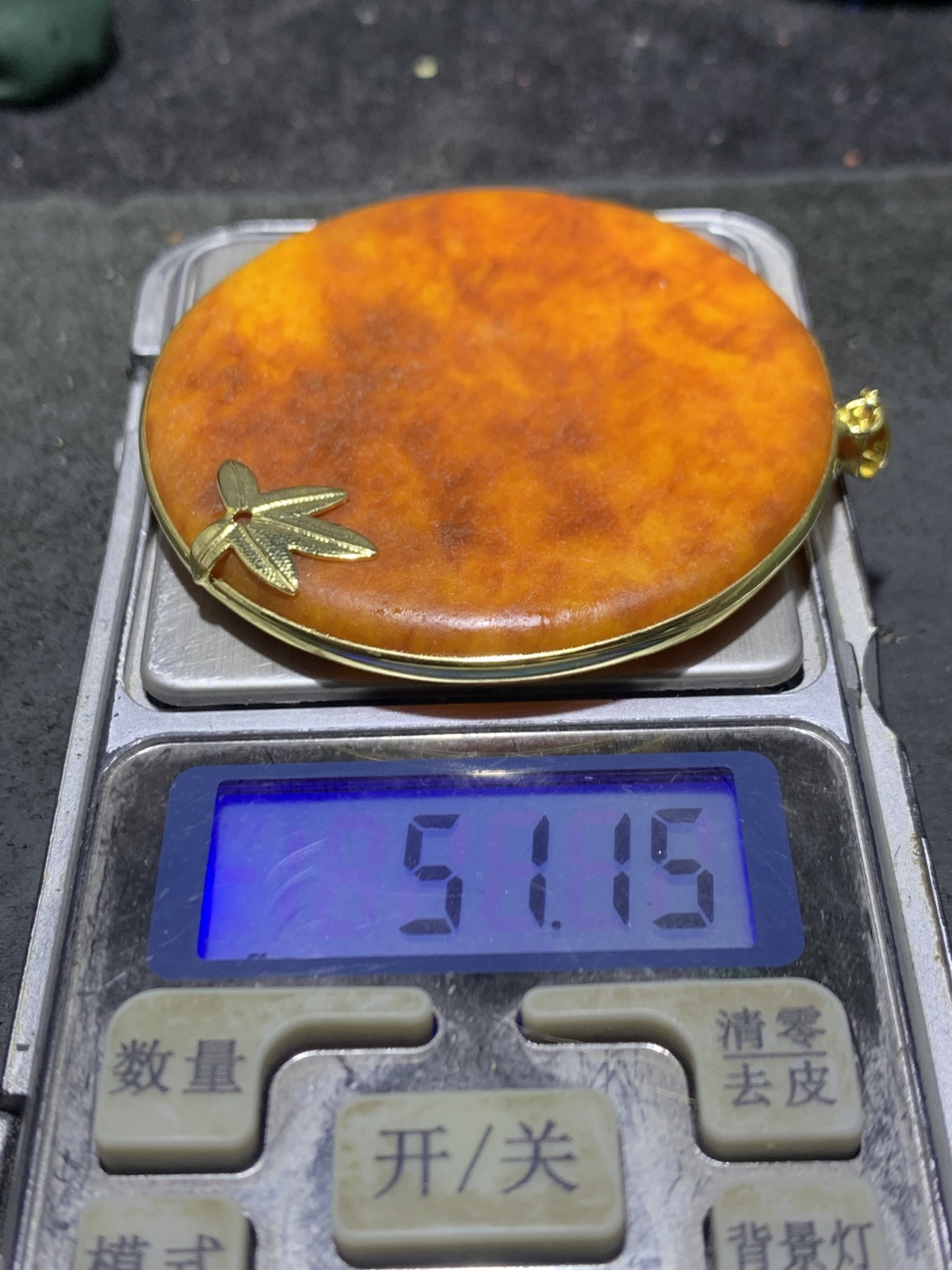 精美金黄皮和田玉牌子一个
