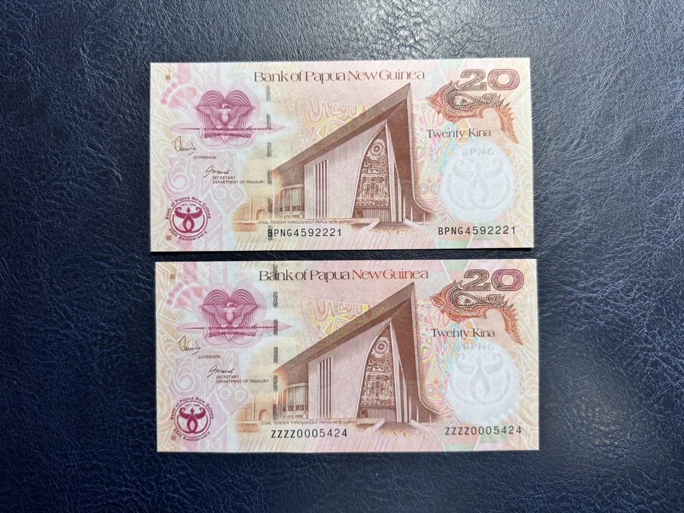 收藏联盟Quantum Auction 第331期拍卖  巴布新几内亚2008年20基纳纪念钞一对 （包括一张ZZZZ补号千位号） 品相全新UNC 边缘瑕疵为正常水印工艺原因