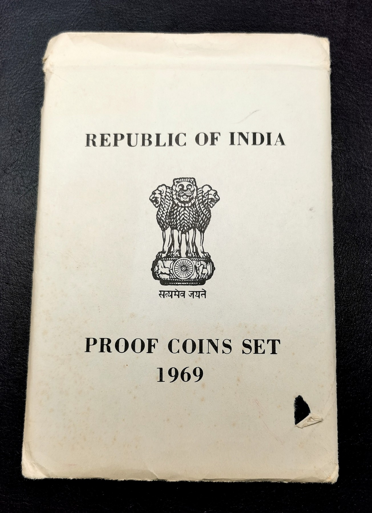 凡希社世界钱币微拍第二百六十三期 1969印度共和国精铸PS原厂包装带证书，币有氧化，包装塑料PVC溢出。