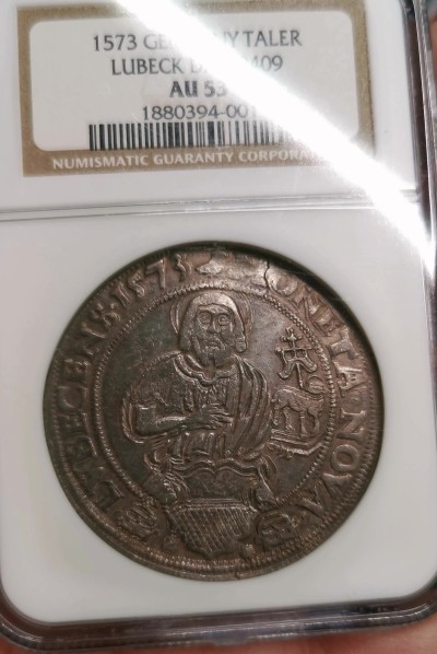 凡希社世界钱币微拍第二百六十三期 荐！1573汉萨同盟帝国自由市吕贝克泰勒大银NGC-AU53 包浆油润，气韵古朴厚重的一枚！正面的金羊毛图案象征贸易与财富，从十二世纪到十六世纪，作为同盟首府的吕贝克曾是北欧最重要的商业中心。