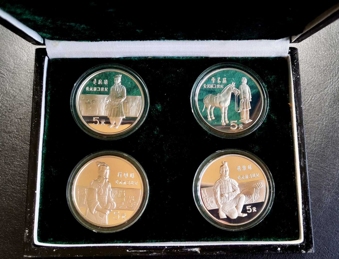 凡希社世界钱币微拍第二百六十三期 1984中国杰出历史人物第一组四枚附原盒，币好品，略有自然氧化。