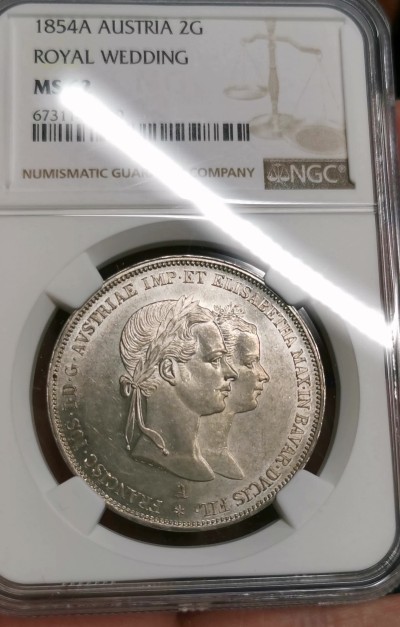 凡希社世界钱币微拍第二百六十三期 荐！1854奥地利皇室婚礼佛朗茨与茜茜公主2古尔登大银NGC-MS62 略低评，实物上手更赞！请参考视频。 