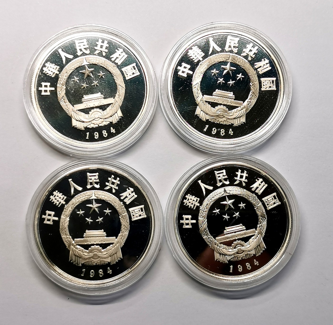 凡希社世界钱币微拍第二百六十三期 1984中国杰出历史人物第一组四枚附原盒，币好品，略有自然氧化。