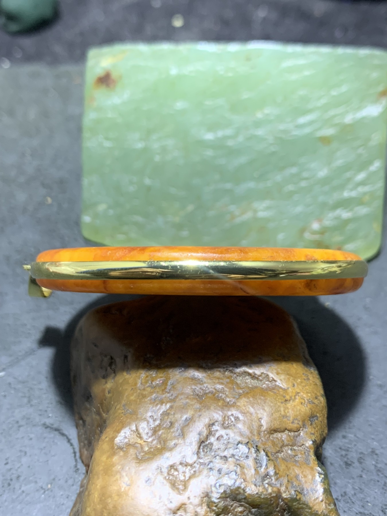 精美金黄皮和田玉牌子一个