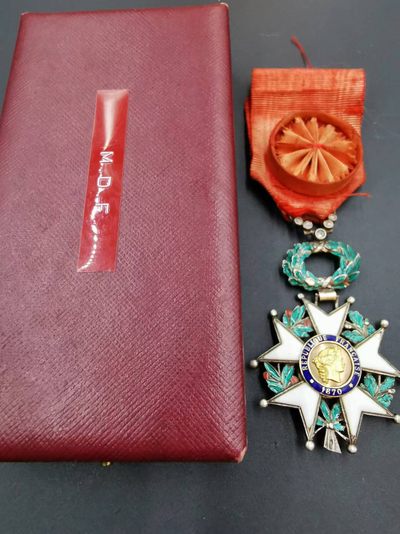 老王徽章第三十一期 - 法国军官级荣誉军团勋章   第三共和国版，银质珐琅中间金芯，珠宝商定制版，顶部镶嵌五颗天然钻石，原盒