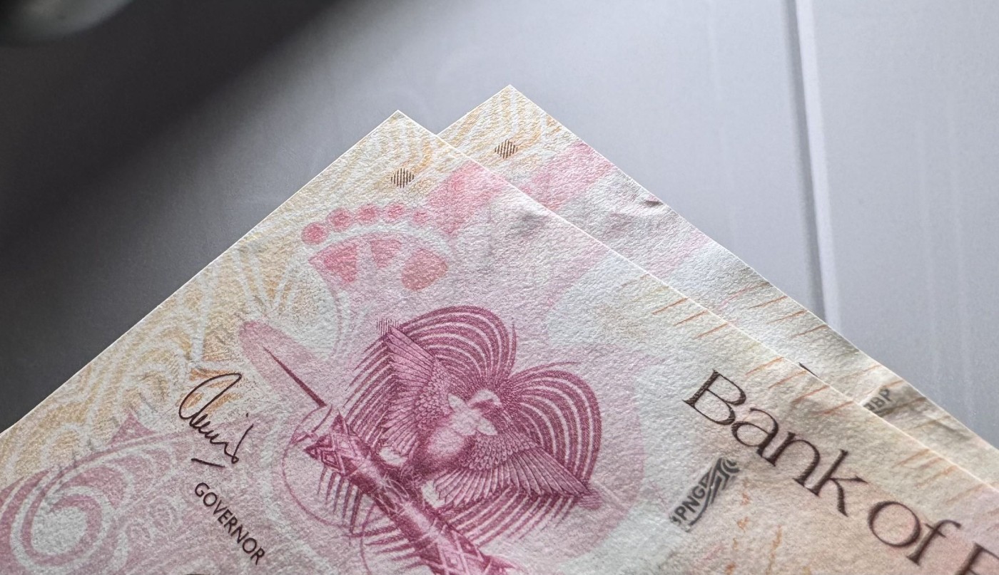 收藏联盟Quantum Auction 第331期拍卖  巴布新几内亚2008年20基纳纪念钞一对 （包括一张ZZZZ补号千位号） 品相全新UNC 边缘瑕疵为正常水印工艺原因