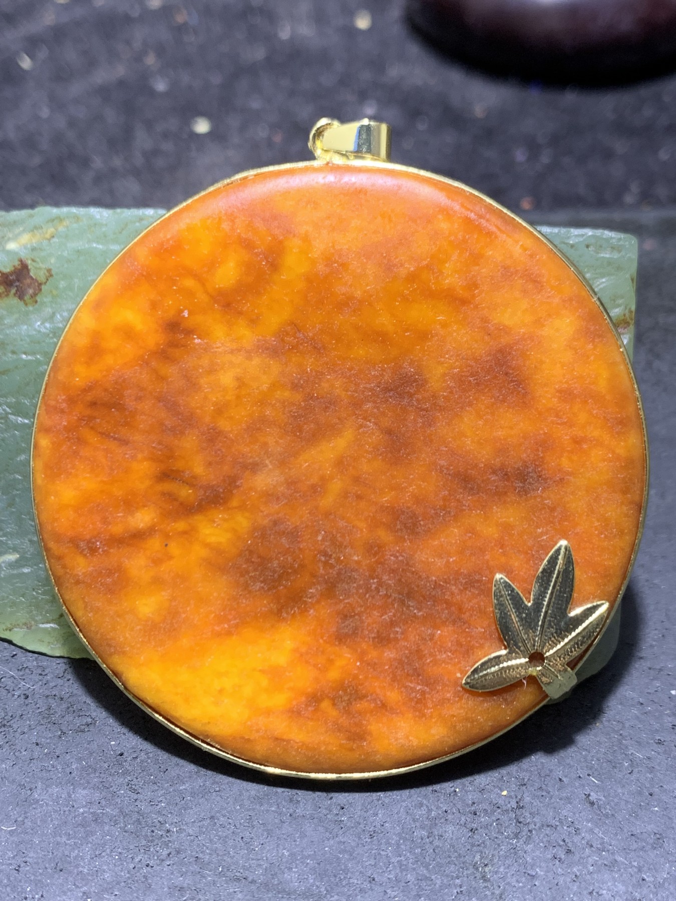 精美金黄皮和田玉牌子一个