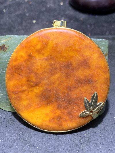 精美金黄皮和田玉牌子一个 - 精美金黄皮和田玉牌子一个