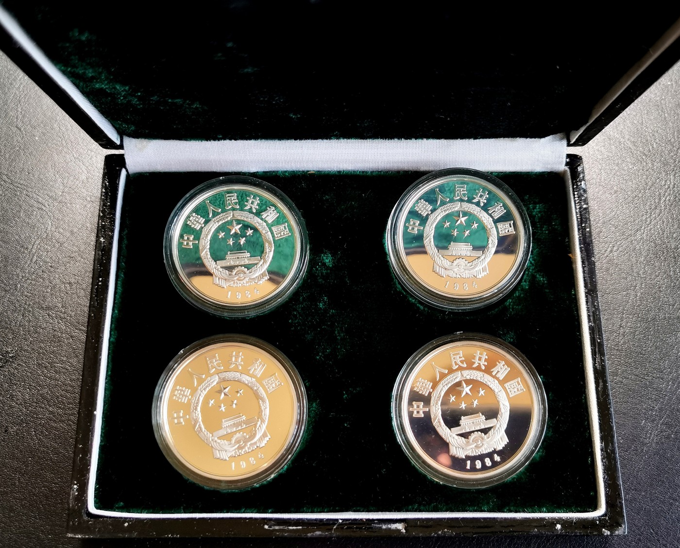 凡希社世界钱币微拍第二百六十三期 1984中国杰出历史人物第一组四枚附原盒，币好品，略有自然氧化。