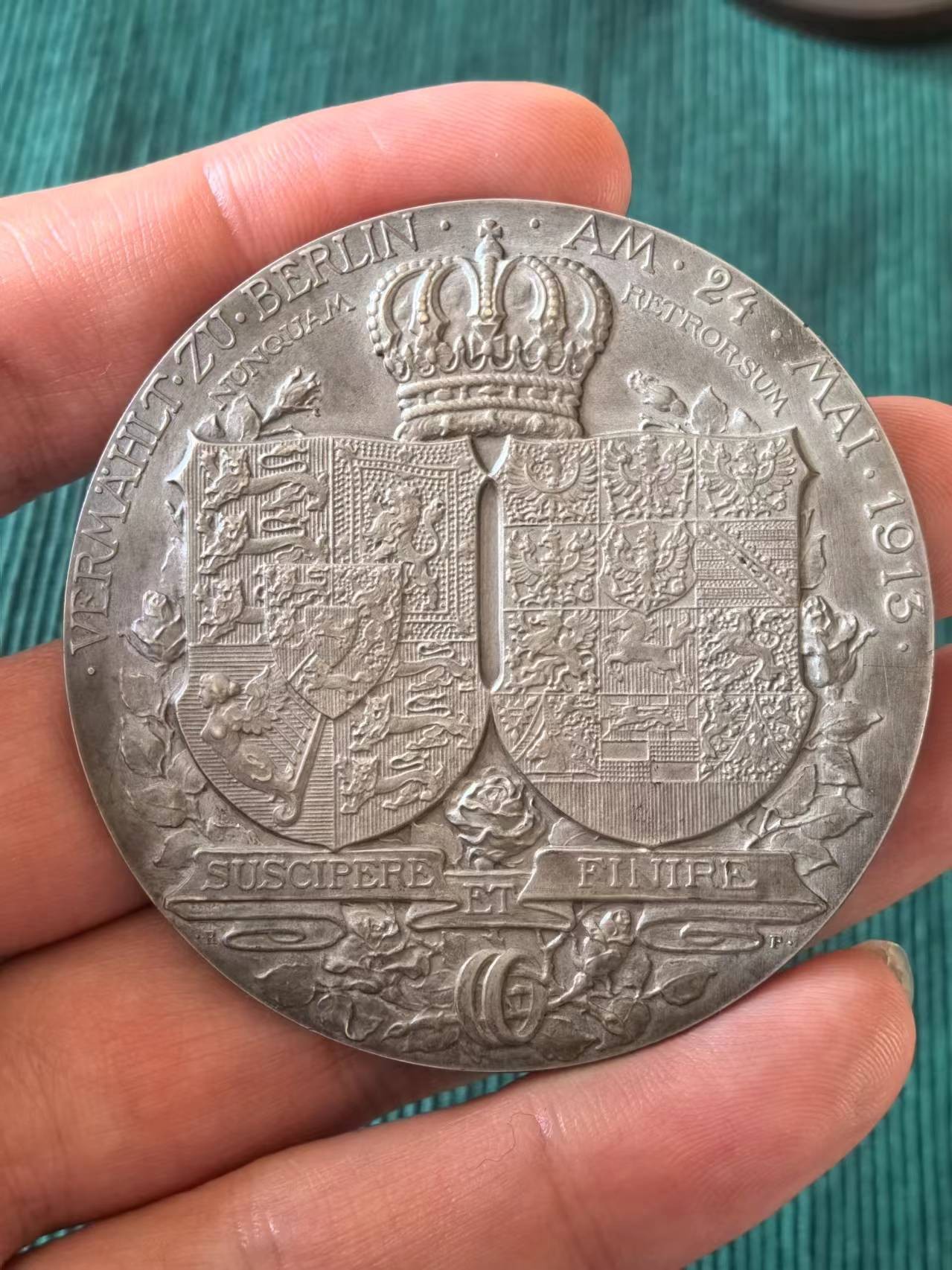 外国币章第二十二期（一分钟快速结束） 1913年德国银章，Ernst August王子与威廉二世的女儿维多利亚·路易斯结婚，57mm78g。王冠下是英国/汉诺威和普鲁士的纹章，围绕着玫瑰枝，玫瑰枝上有两枚结婚戒指。这场婚礼由德皇威廉二世、沙皇尼古拉二世和国王乔治五世参加，是第一次世界大战开始前欧洲皇室最后一次重大社会活动之一。