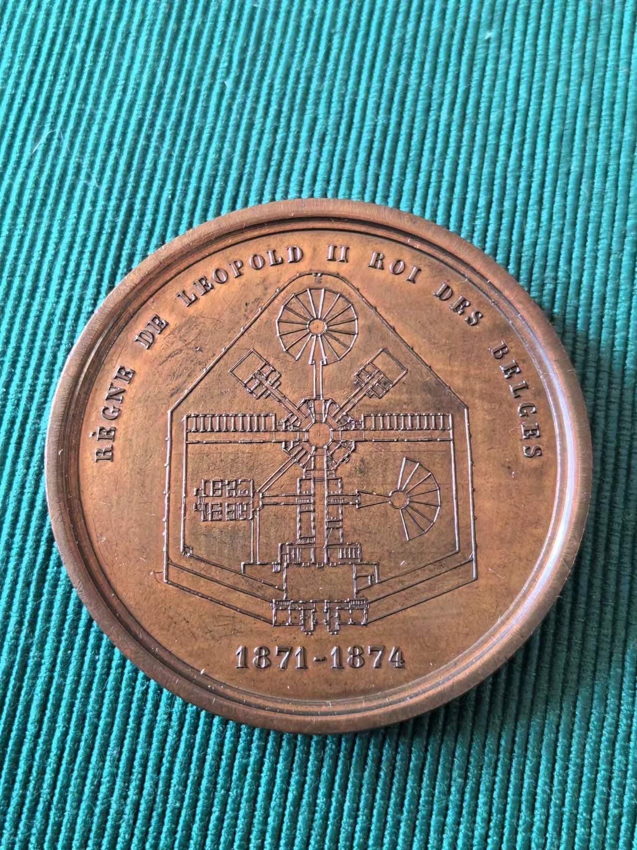 外国币章第二十二期（一分钟快速结束） 比利时建筑章，1874年，由C. Jehotte为Maison D’Arret Cellulaire A Neufchatreau制作的比利时勋章。Jehotte正在维纳工作室工作。雅克·维纳（Jacques Wiener）快失明了，再也无法刻下他的监狱勋章，只能由约特完成系列。奖牌直径61毫米，总重量90.48克，FDC品相。