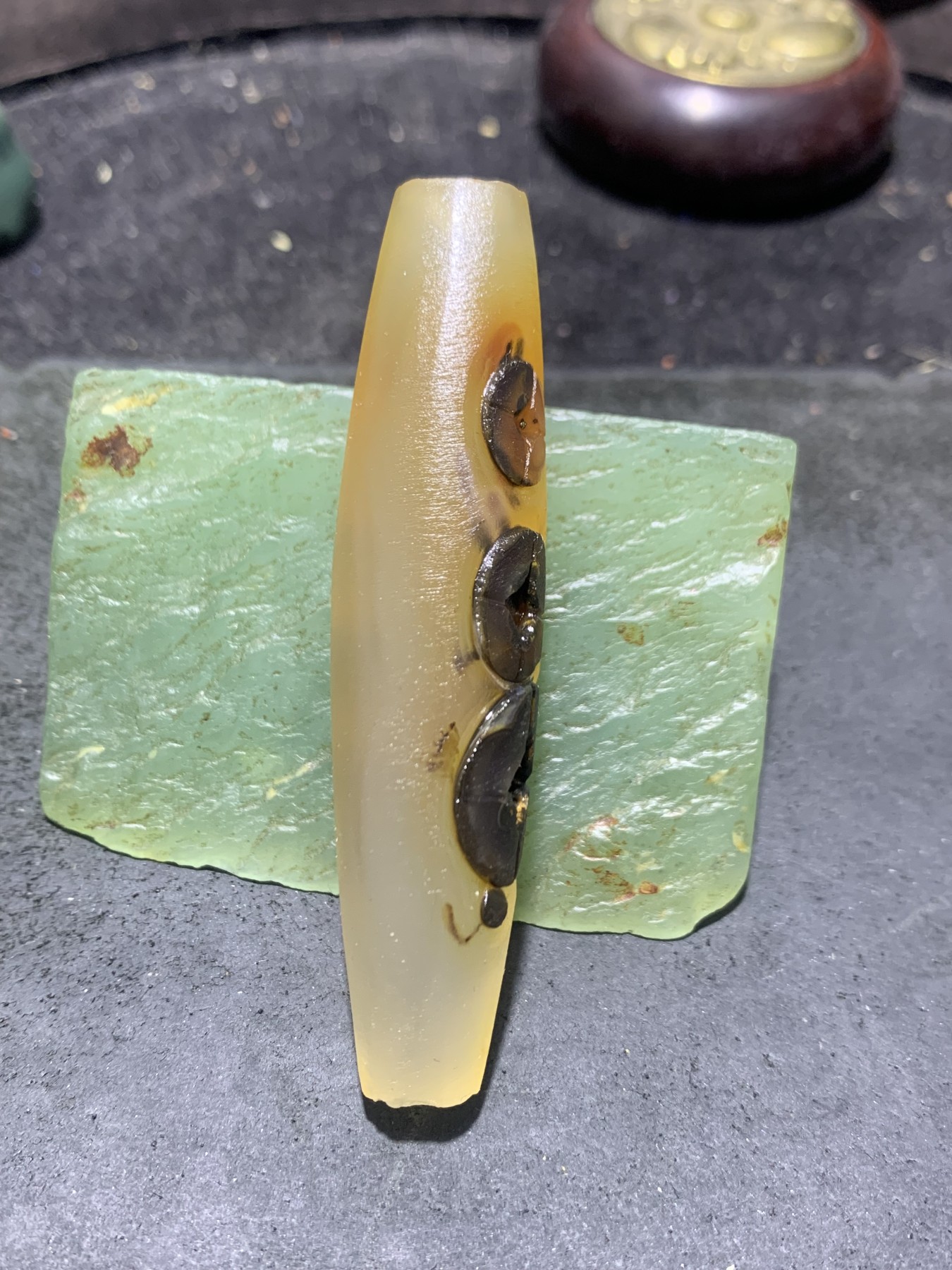 精美亚光高玉化巴西玛瑙手工俏色巧雕蝙蝠钱币随形大吊坠（把件）一个！
