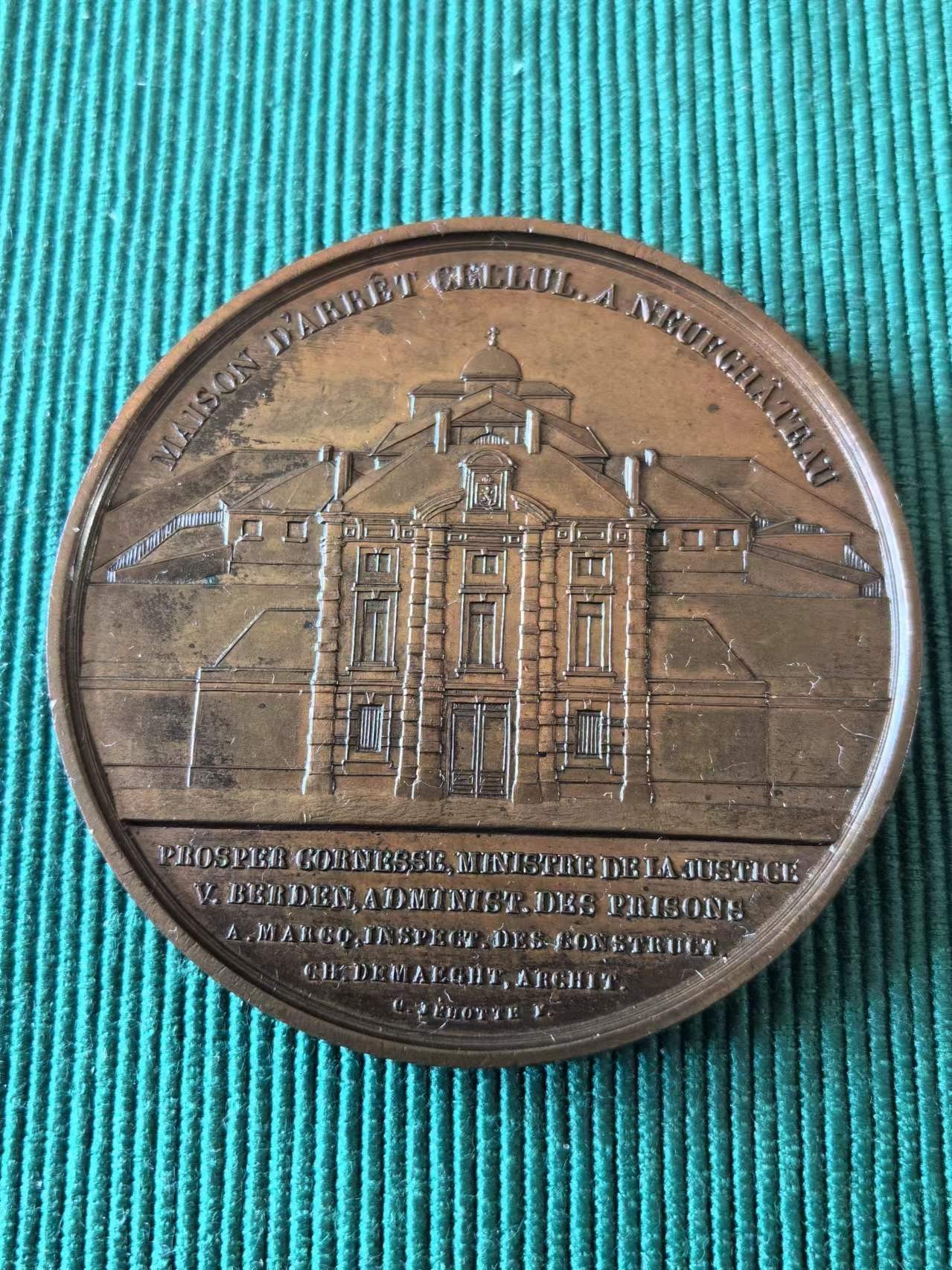 外国币章第二十二期（一分钟快速结束） 比利时建筑章，1874年，由C. Jehotte为Maison D’Arret Cellulaire A Neufchatreau制作的比利时勋章。Jehotte正在维纳工作室工作。雅克·维纳（Jacques Wiener）快失明了，再也无法刻下他的监狱勋章，只能由约特完成系列。奖牌直径61毫米，总重量90.48克，FDC品相。