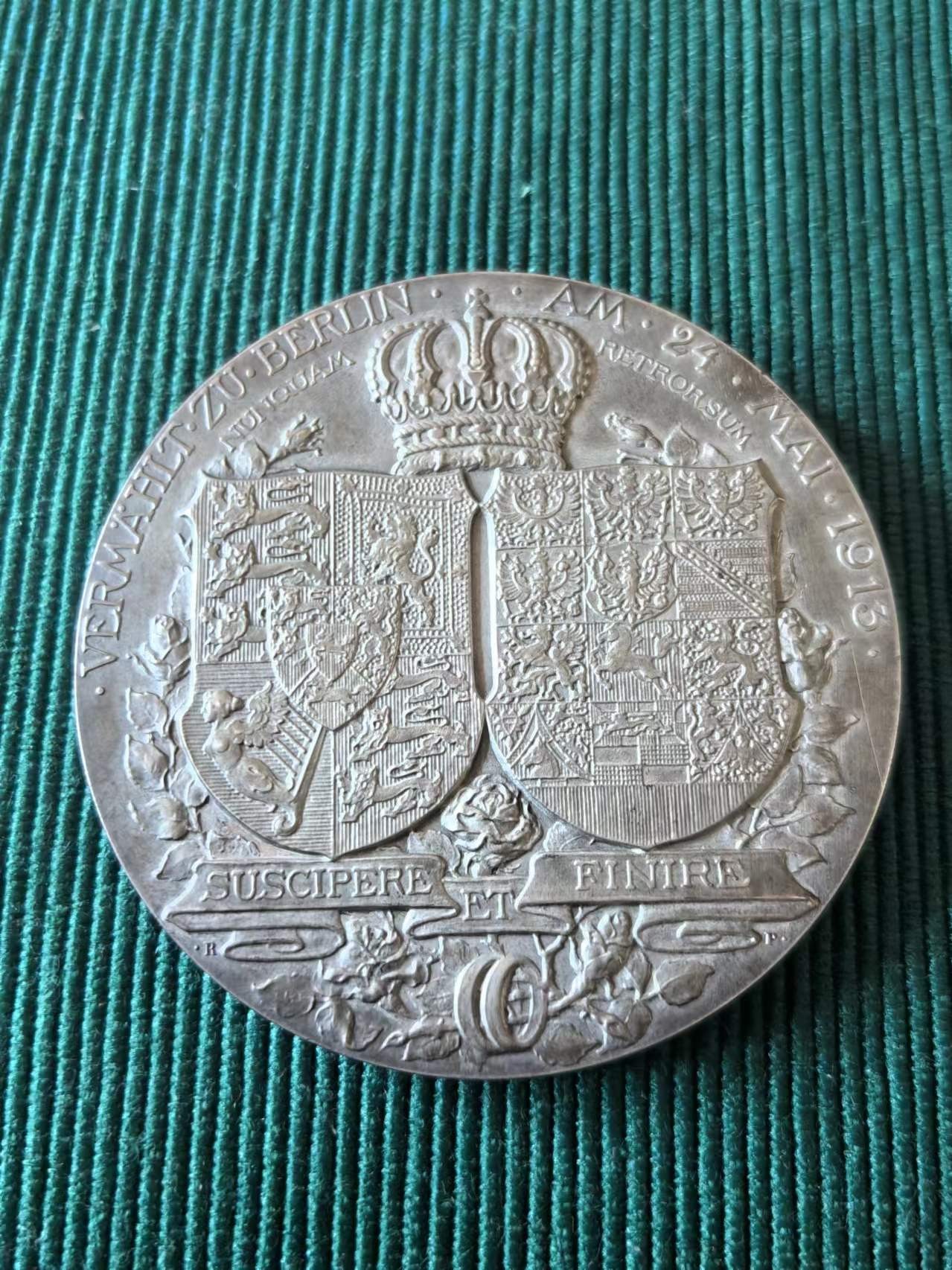 外国币章第二十二期（一分钟快速结束） 1913年德国银章，Ernst August王子与威廉二世的女儿维多利亚·路易斯结婚，57mm78g。王冠下是英国/汉诺威和普鲁士的纹章，围绕着玫瑰枝，玫瑰枝上有两枚结婚戒指。这场婚礼由德皇威廉二世、沙皇尼古拉二世和国王乔治五世参加，是第一次世界大战开始前欧洲皇室最后一次重大社会活动之一。