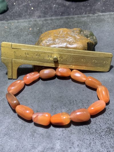 川料南红玛瑙冰飘柿子红石榴籽形单圈手串一条， 川料南红玛瑙冰飘柿子红石榴籽形单圈手串一条，