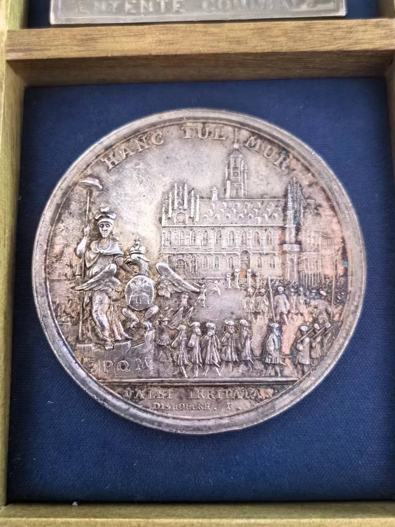 外国币章第二十二期（一分钟快速结束） 1704年荷兰银章，镇压西班牙王位继承战争（1701-1704）期间在米德尔堡市和泽兰省爆发的骚乱，49mm重47g。正面是珀尔修斯（希腊神话人物，英仙座）身穿古代盔甲，挥舞宝剑砍下美杜莎的头颅，飞马座向右跳过被斩首的美杜莎身体，背景中的米德尔堡观。背面由民兵保卫的米德尔堡市政厅；自由女神正面站立，将帽子放在旗杆上，手放在展开翅膀的雄鹰上，站在刻着S P Q M的塔楼上。