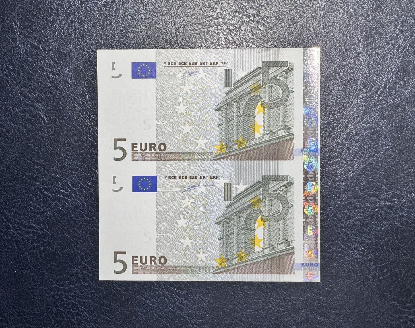 收藏联盟Quantum Auction 第331期拍卖  欧盟德国2002年5欧元第一签名两联体 品相UNC 边角有瑕疵 细节如图 号码无47