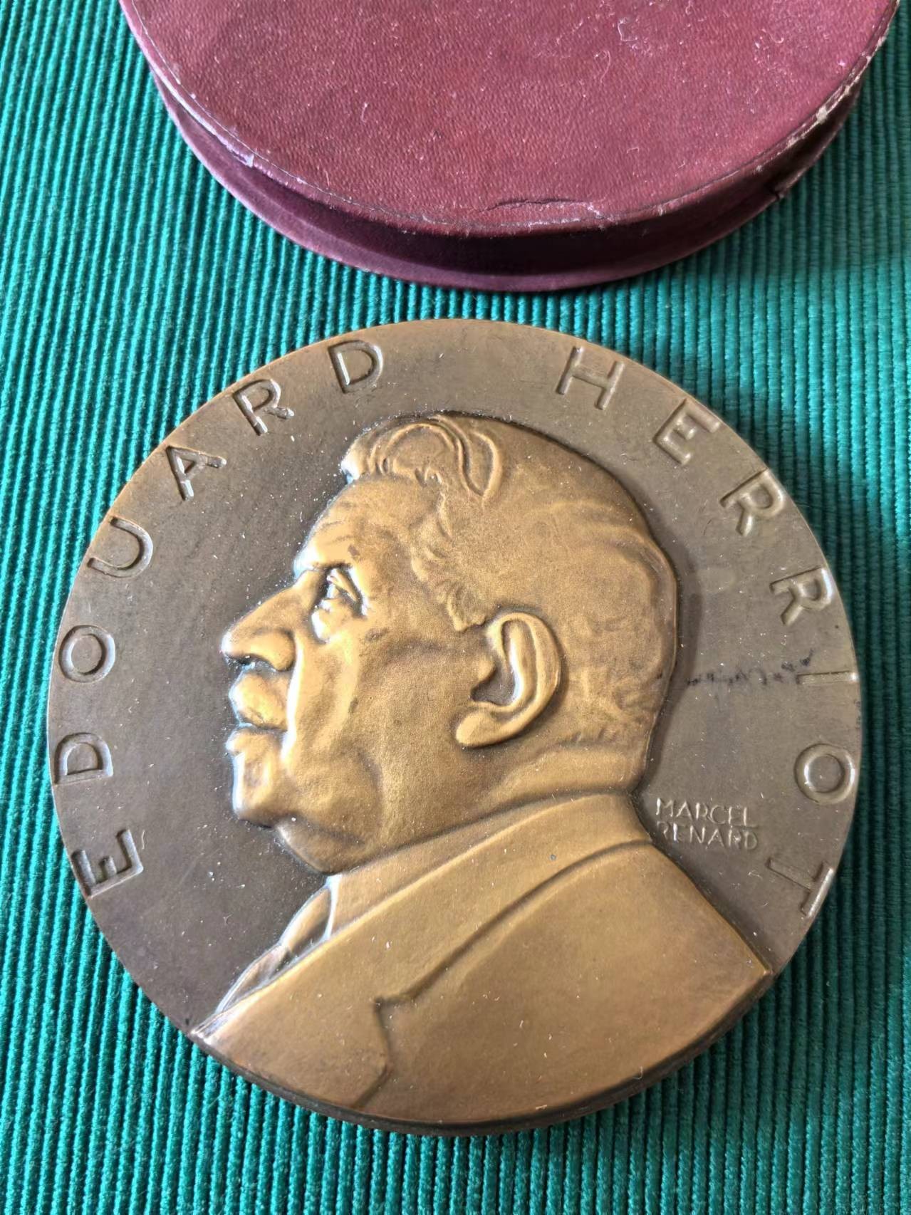 外国币章第二十二期（一分钟快速结束） 1952 年法国铜章，在Édouard Herriot 八十寿辰之际，他的朋友们众筹了纪念章。 爱德华·赫里奥特（Édouard Herriot，1872年7月5日出生于法国特鲁瓦，1957年3月26日去世于里昂），法国政治家和文学家，长期担任激进党领袖；他曾在九个不同的内阁任职，并三次担任法国总理（1924年至1926年、1932年）。 带原装纸盒