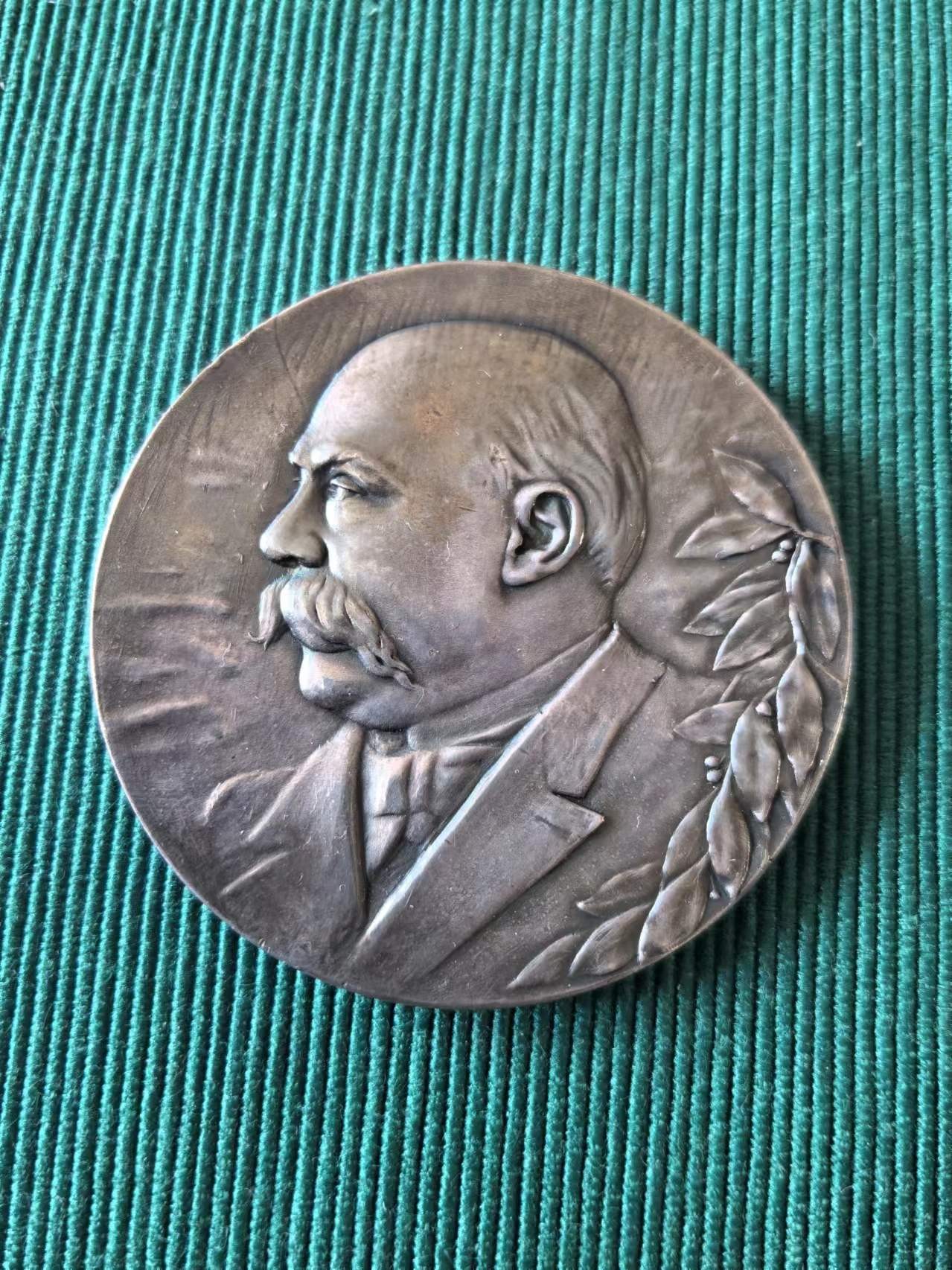 外国币章第二十二期（一分钟快速结束） 1899布宜诺斯艾利斯镀银铜章。 悼念 Emilio Castelar (1832-1899) 逝世。 雕刻师：Gottuzzo，76.35 克， Ø60 毫米。Emilio Castelar，政治家和作家，1873年9月至1874年1月任西班牙第一共和国总统。