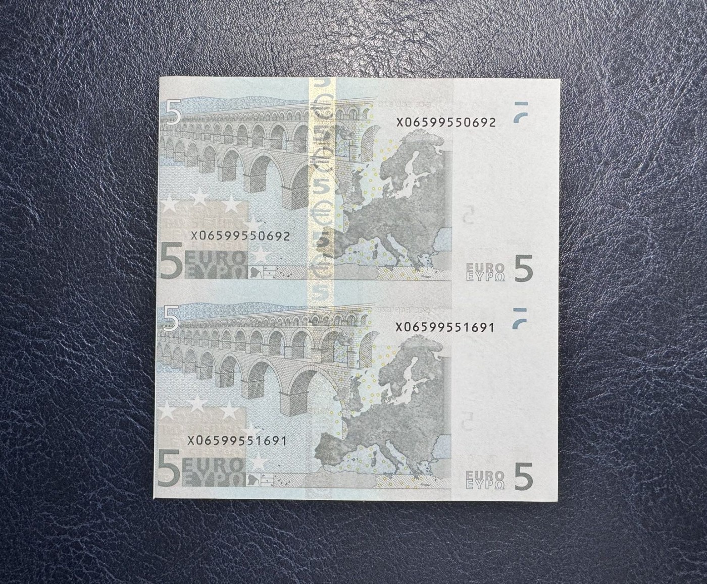 收藏联盟Quantum Auction 第331期拍卖  欧盟德国2002年5欧元第一签名两联体 品相UNC 边角有瑕疵 细节如图 号码无47