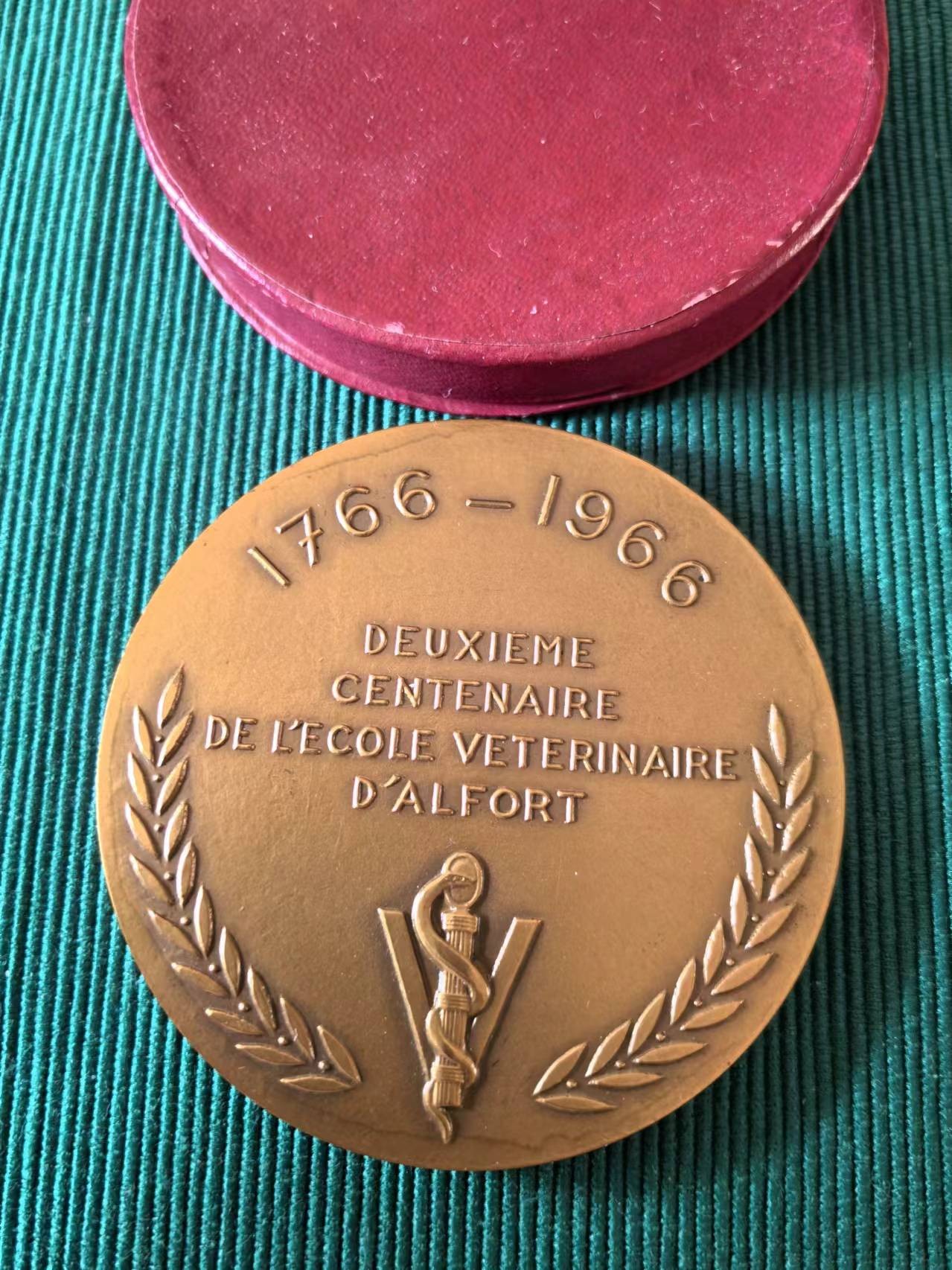 外国币章第二十二期（一分钟快速结束） 1967年法国铜章，阿尔福特国家兽医学院奖章，直径68mm，带原装纸盒。