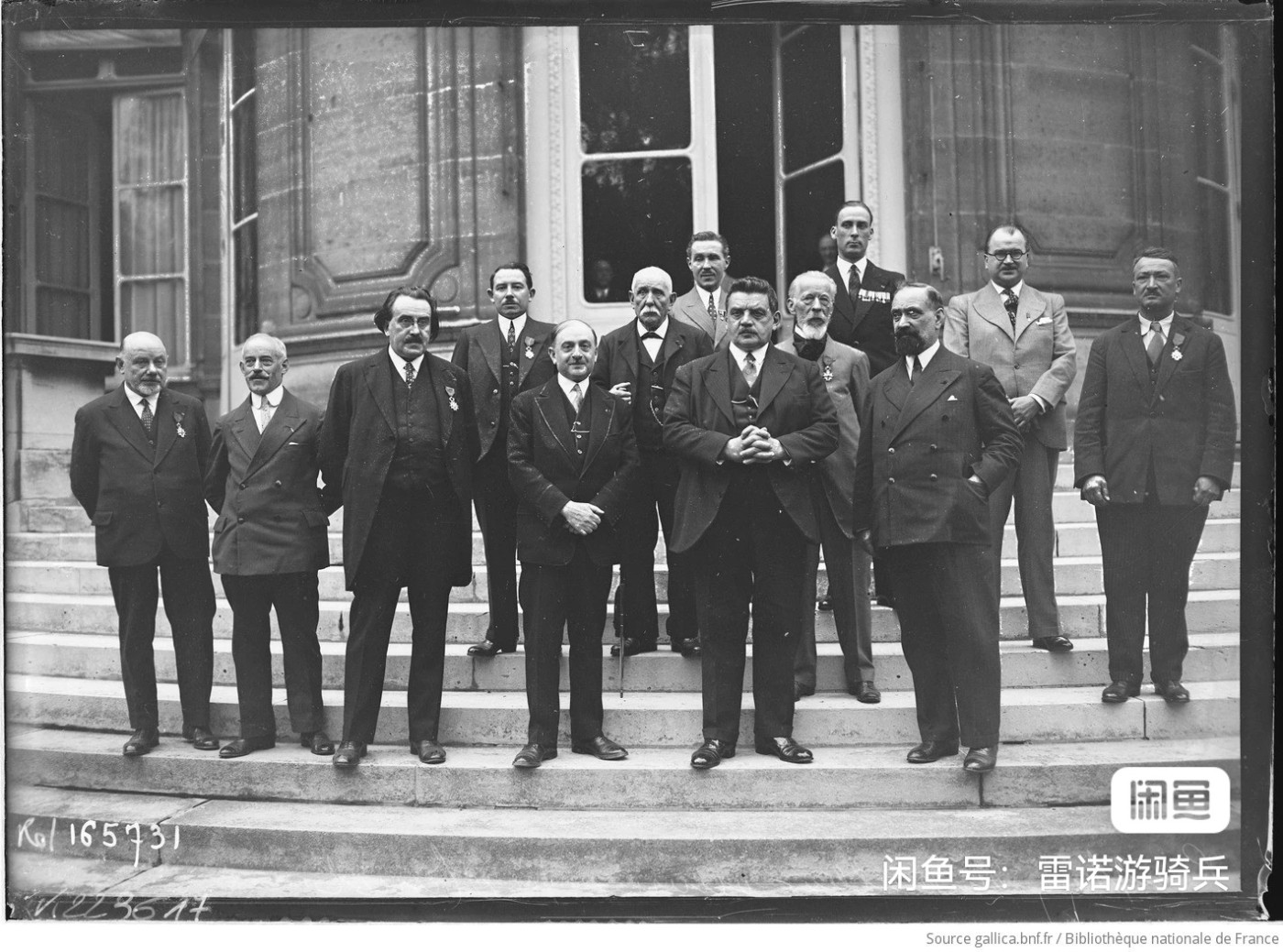 外国币章第二十二期（一分钟快速结束） 1952 年法国铜章，在Édouard Herriot 八十寿辰之际，他的朋友们众筹了纪念章。 爱德华·赫里奥特（Édouard Herriot，1872年7月5日出生于法国特鲁瓦，1957年3月26日去世于里昂），法国政治家和文学家，长期担任激进党领袖；他曾在九个不同的内阁任职，并三次担任法国总理（1924年至1926年、1932年）。 带原装纸盒