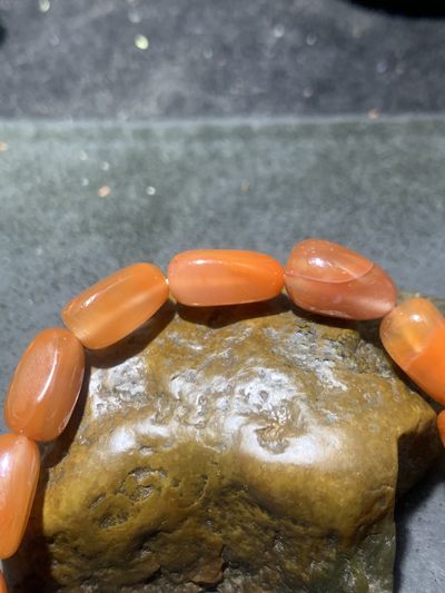 川料南红玛瑙冰飘柿子红石榴籽形单圈手串一条， 川料南红玛瑙冰飘柿子红石榴籽形单圈手串一条，