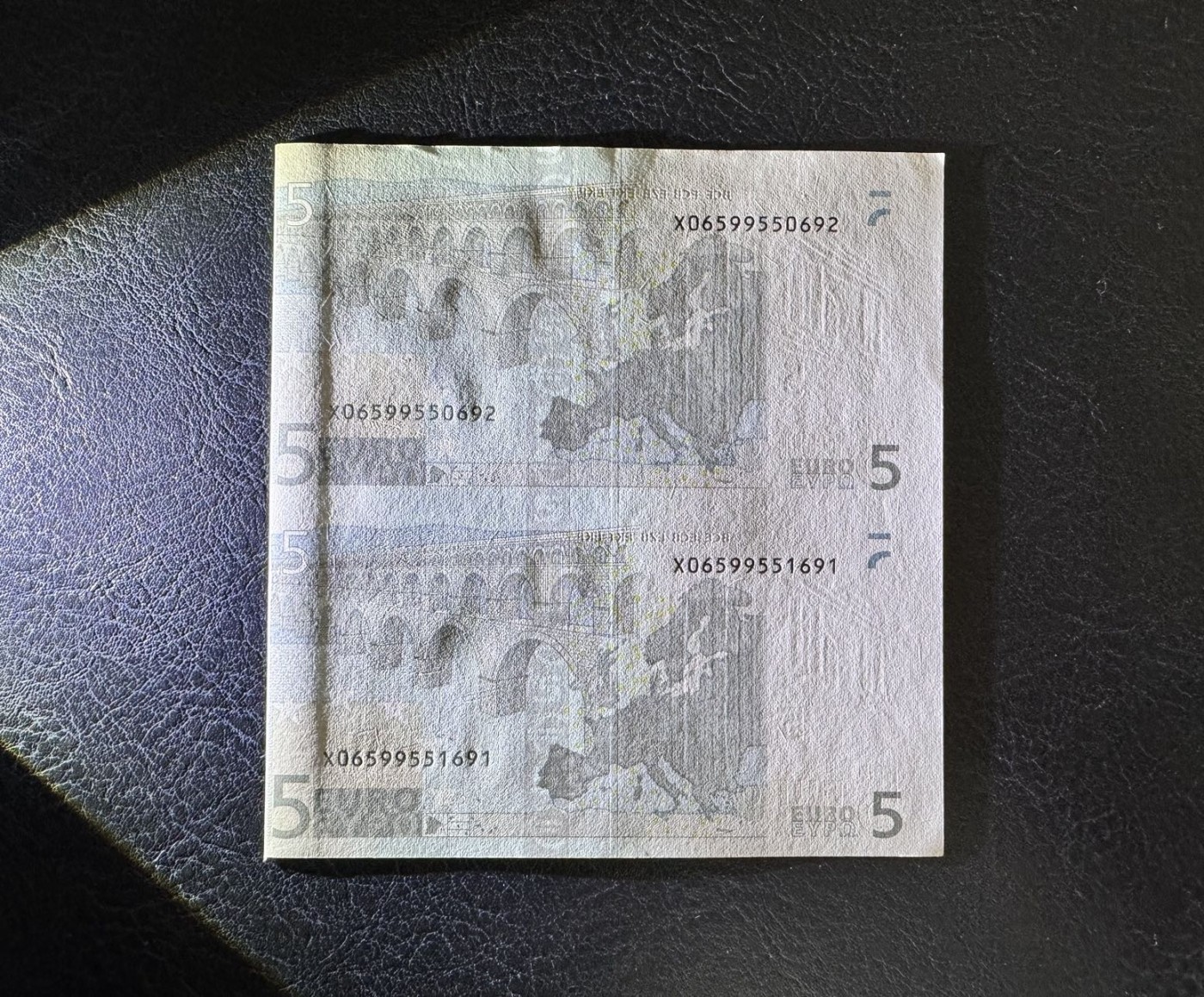 收藏联盟Quantum Auction 第331期拍卖  欧盟德国2002年5欧元第一签名两联体 品相UNC 边角有瑕疵 细节如图 号码无47