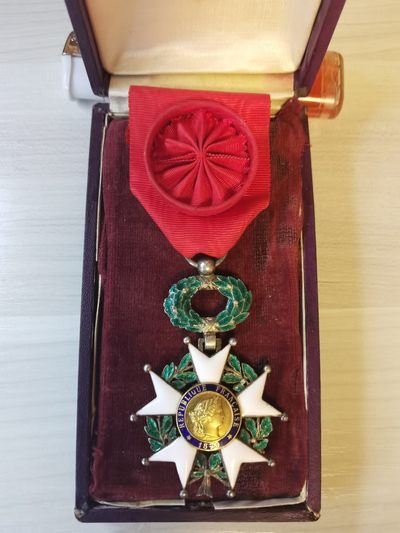 勋章杂项专场 - 军官级法国荣誉军团勋章，第三共和国时期，少见带原红布底原盒，章体珐琅未有剥损中心镀金完整，收藏佳品不荣错过
