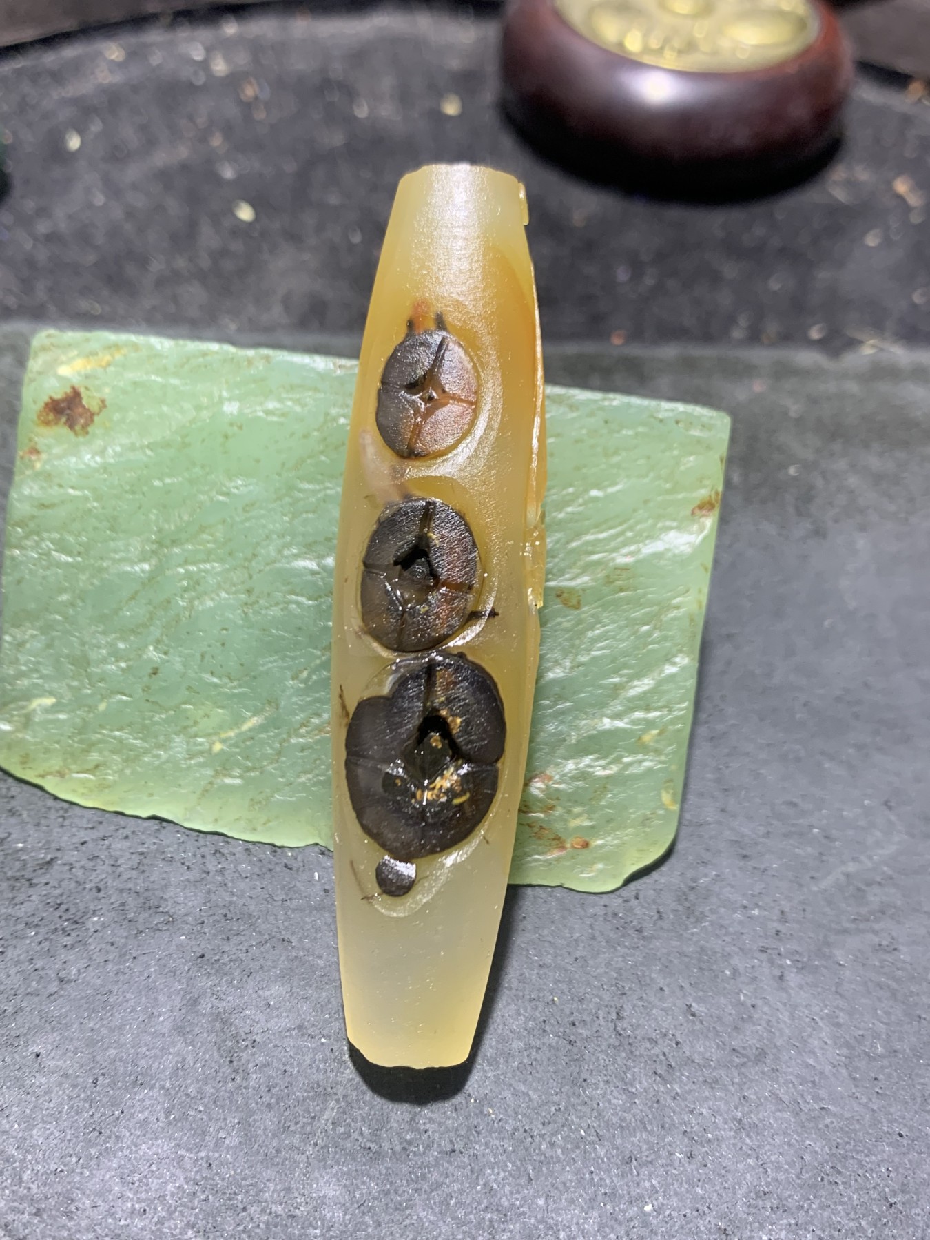 精美亚光高玉化巴西玛瑙手工俏色巧雕蝙蝠钱币随形大吊坠（把件）一个！