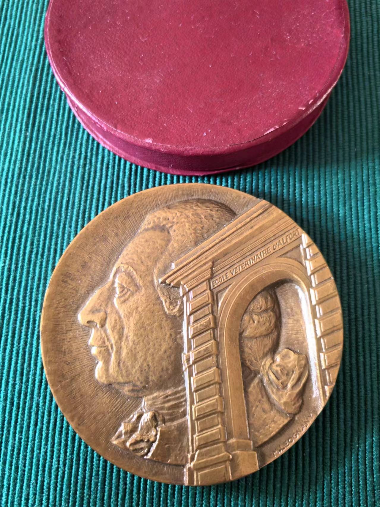 外国币章第二十二期（一分钟快速结束） 1967年法国铜章，阿尔福特国家兽医学院奖章，直径68mm，带原装纸盒。