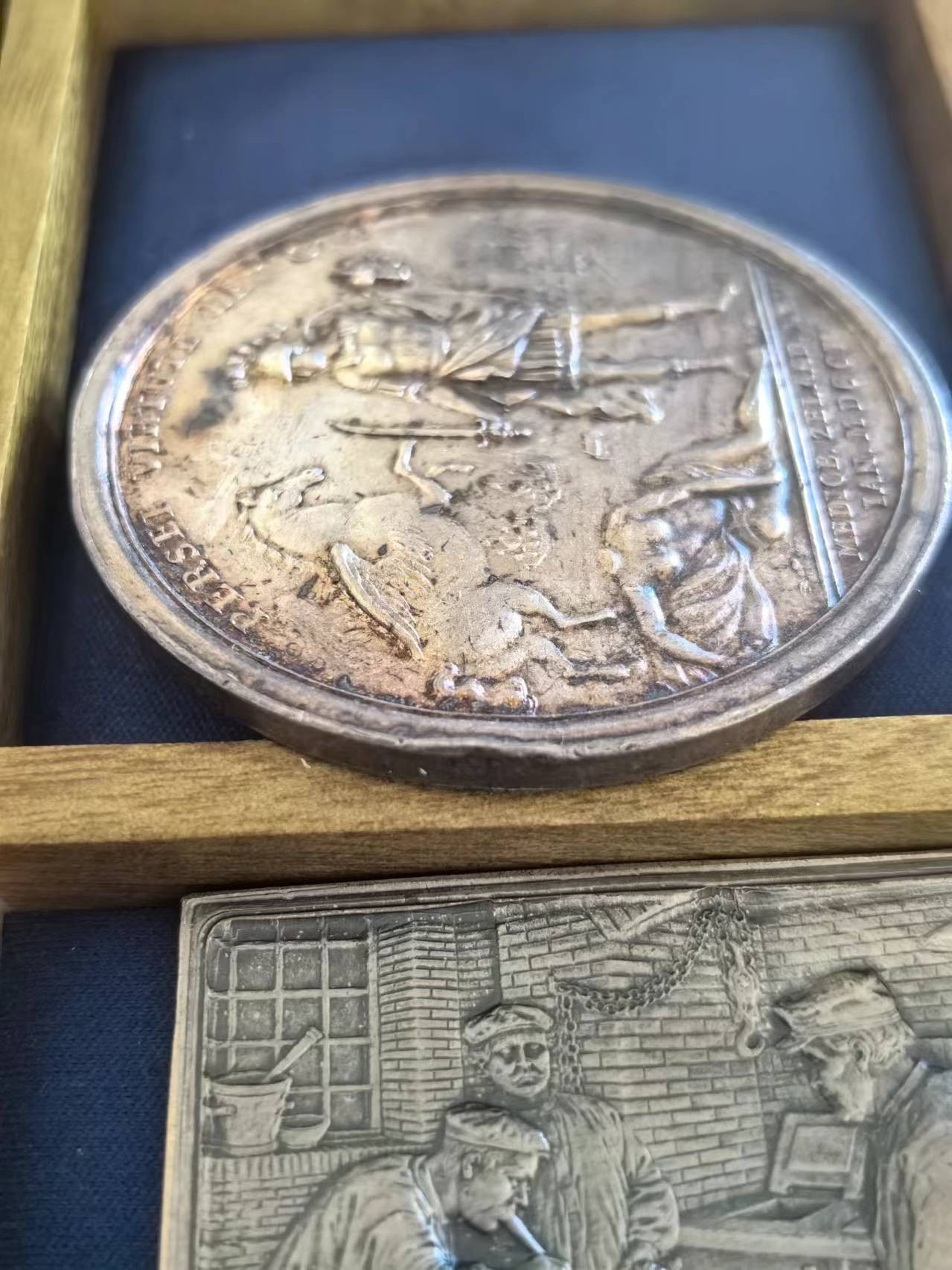 外国币章第二十二期（一分钟快速结束） 1704年荷兰银章，镇压西班牙王位继承战争（1701-1704）期间在米德尔堡市和泽兰省爆发的骚乱，49mm重47g。正面是珀尔修斯（希腊神话人物，英仙座）身穿古代盔甲，挥舞宝剑砍下美杜莎的头颅，飞马座向右跳过被斩首的美杜莎身体，背景中的米德尔堡观。背面由民兵保卫的米德尔堡市政厅；自由女神正面站立，将帽子放在旗杆上，手放在展开翅膀的雄鹰上，站在刻着S P Q M的塔楼上。