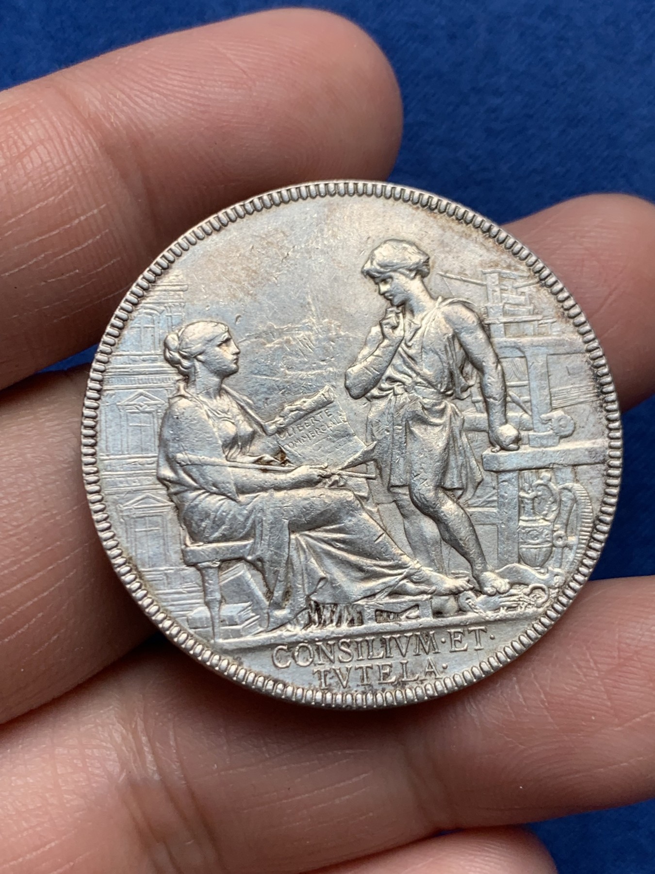 《竞宝斋》第250场-周日，周一 ，周二3场连拍 (全场包邮) 法国里昂商会银质jeton，22.32g，32.2mm，1879年烟斗边铭