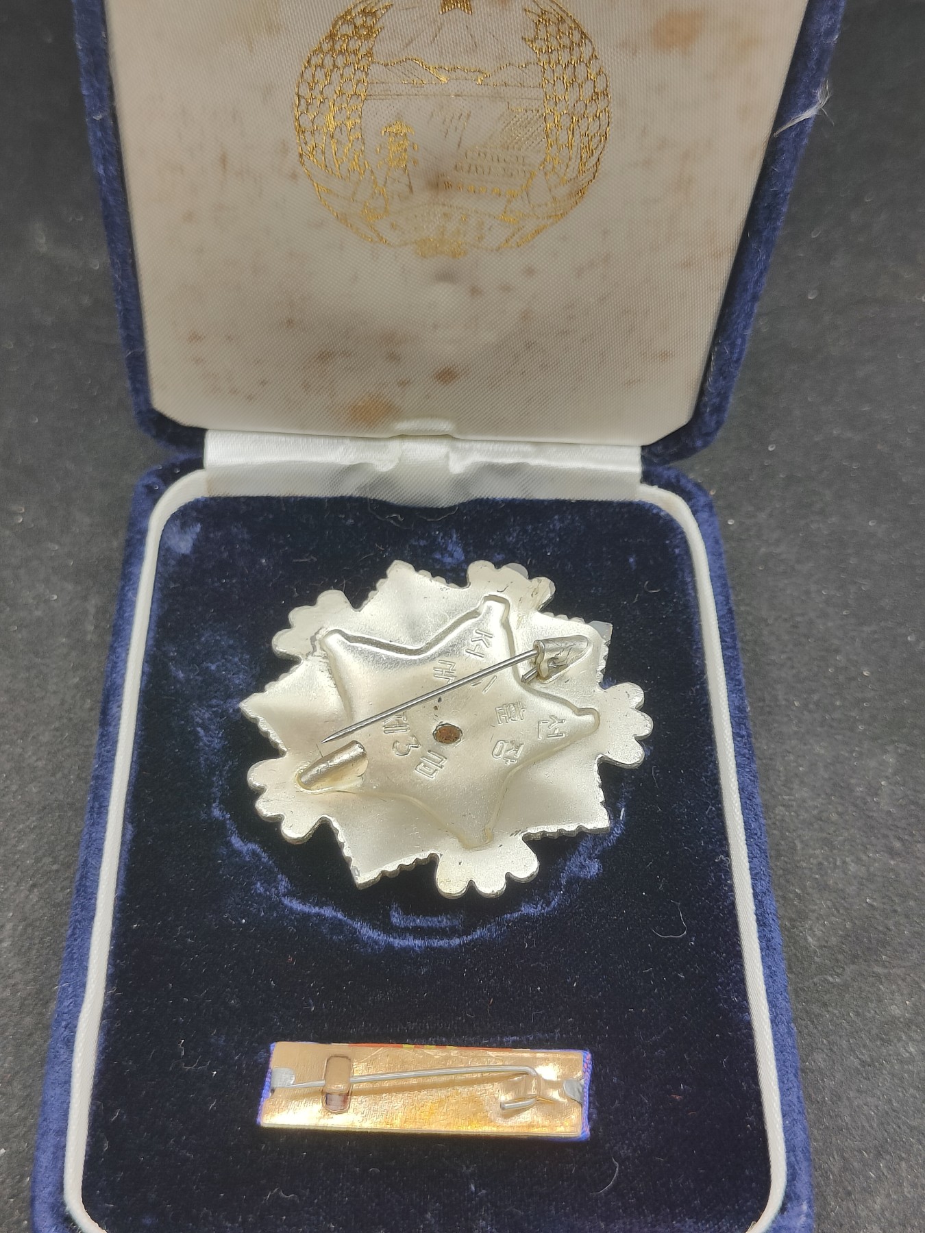 全场0元起拍 第140期 咸鱼国勋章拍卖专场 3月20日（周三）下午6：00开始 朝总联版烫金国徽盒三级国旗勋章带盒略