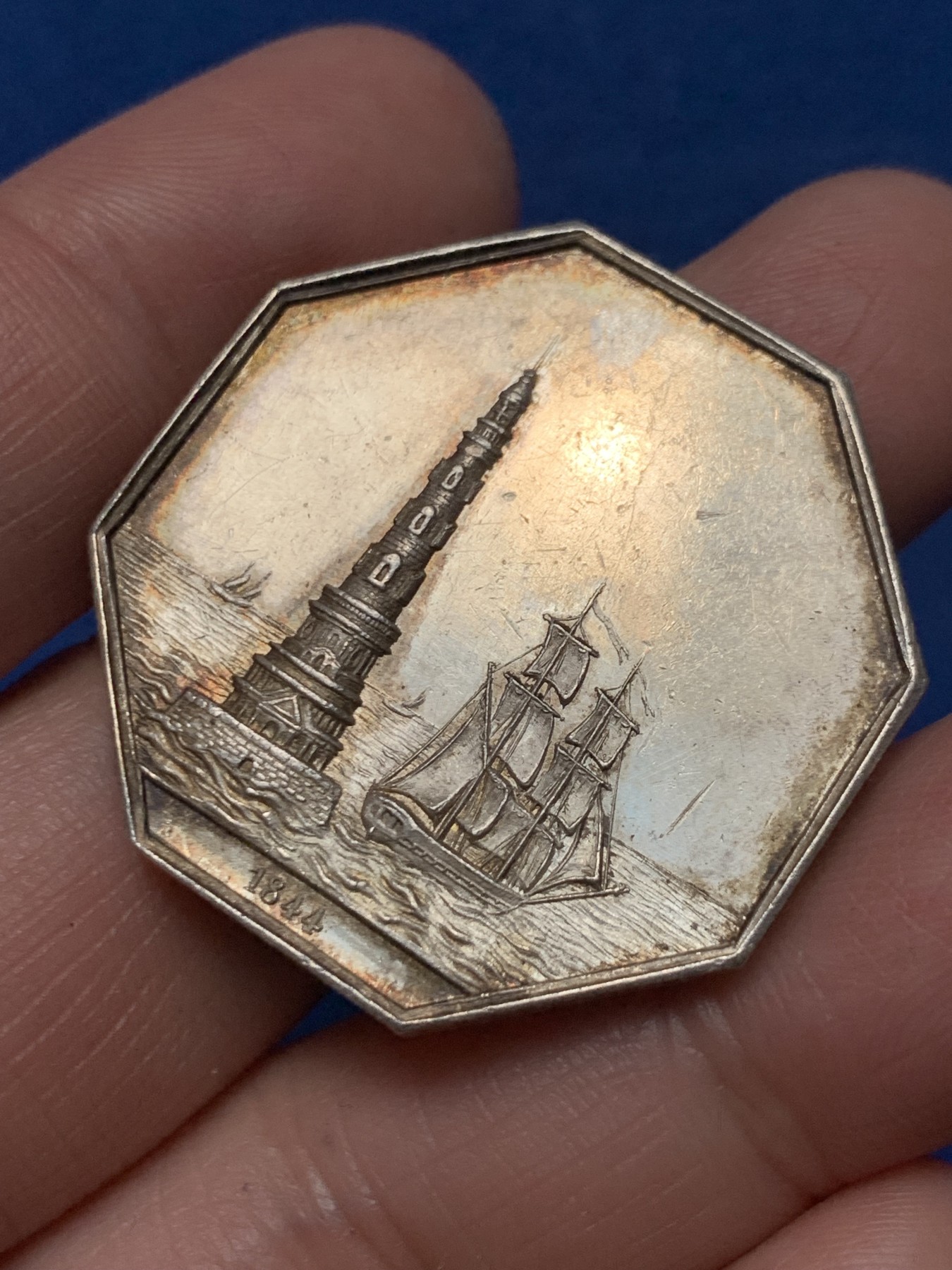 《竞宝斋》第250场-周日，周一 ，周二3场连拍 (全场包邮) 法国拉吉伦特省波尔多海上保险公司八角银代币，高浮雕科尔杜安灯塔，18.76g，34.6mm，手指边铭