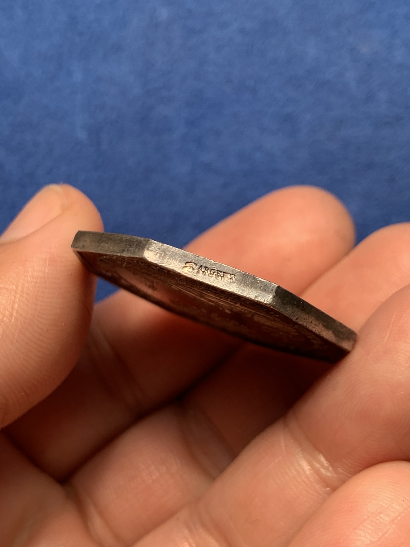 《竞宝斋》第250场-周日，周一 ，周二3场连拍 (全场包邮) 法国巴黎海上保险公司八角银质jeton，海边的椰枣树，环彩包浆，19.18g，34.3mm，手指边铭