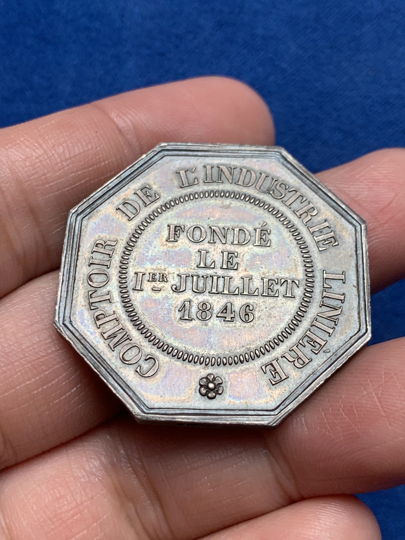 《竞宝斋》第250场-周日，周一 ，周二3场连拍 (全场包邮) 法国八角银质代币，亚麻行业专柜商业公司，19.95g，36.6mm，1860-1879年蜜蜂边铭