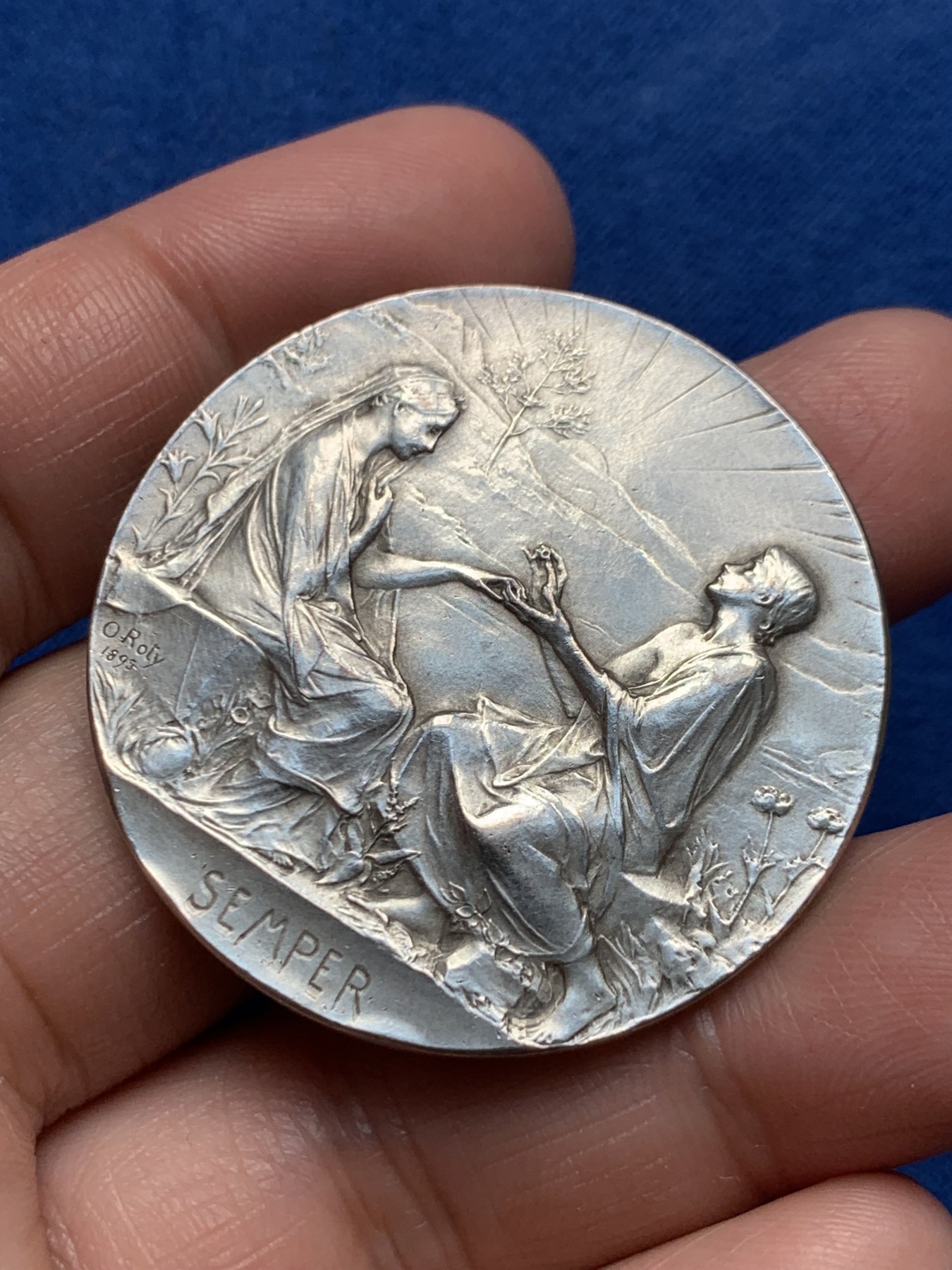 《竞宝斋》第250场-周日，周一 ，周二3场连拍 (全场包邮) 名誉品O.Roty法国“SEMPER”永恒的爱 婚姻纪念银章，背面由手工雕刻的两位主人公的姓名和时间，这才是一枚永流传的爱情纪念物，30.58g，41.5mm，丰饶角边铭，有轻的磕