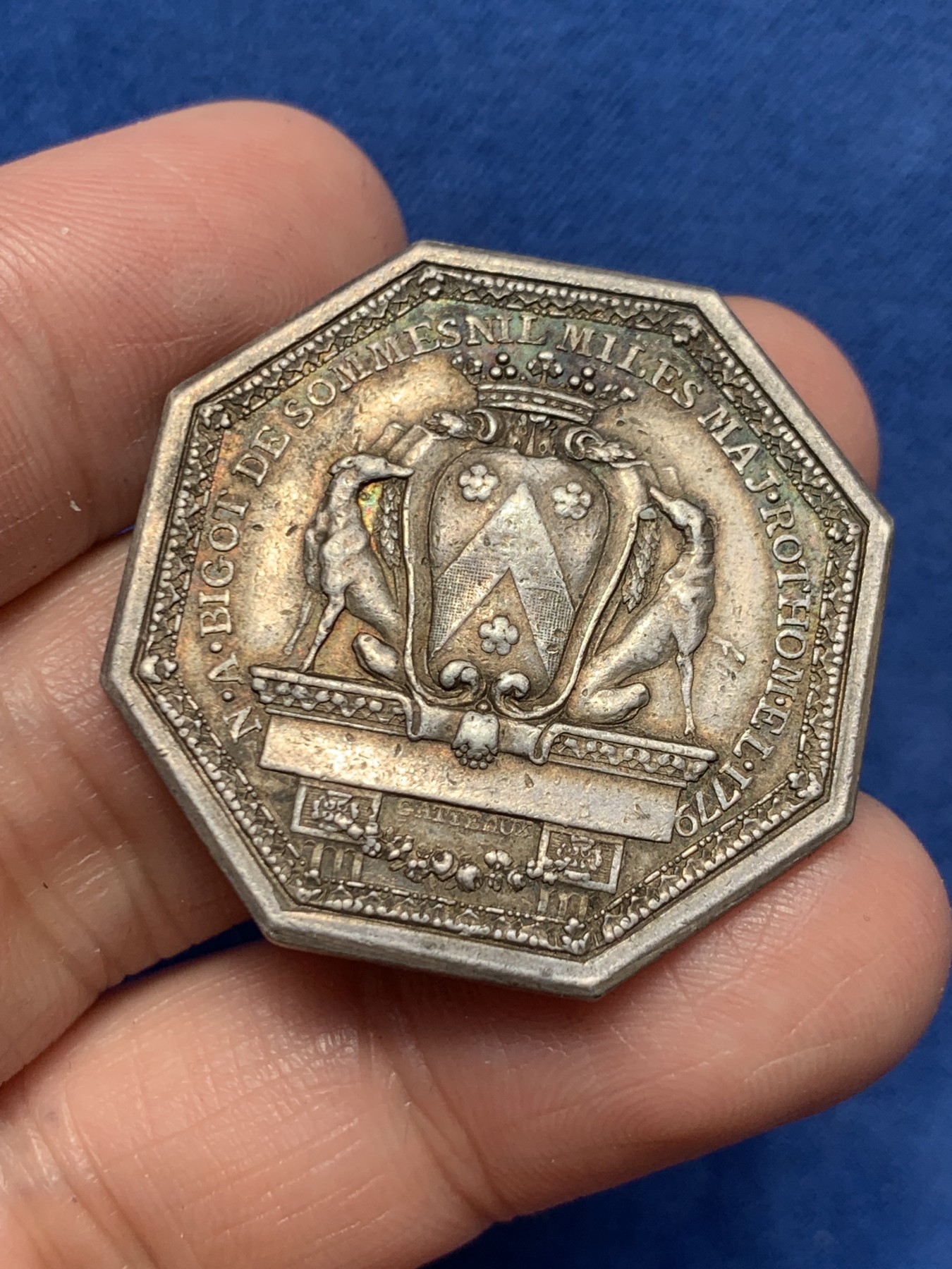 《竞宝斋》第250场-周日，周一 ，周二3场连拍 (全场包邮) 法国1779年带有鲁昂市市长Nicolas-Antoine Bigot纹章的八角银质代币，16.39g，34.2mm，早期无边铭