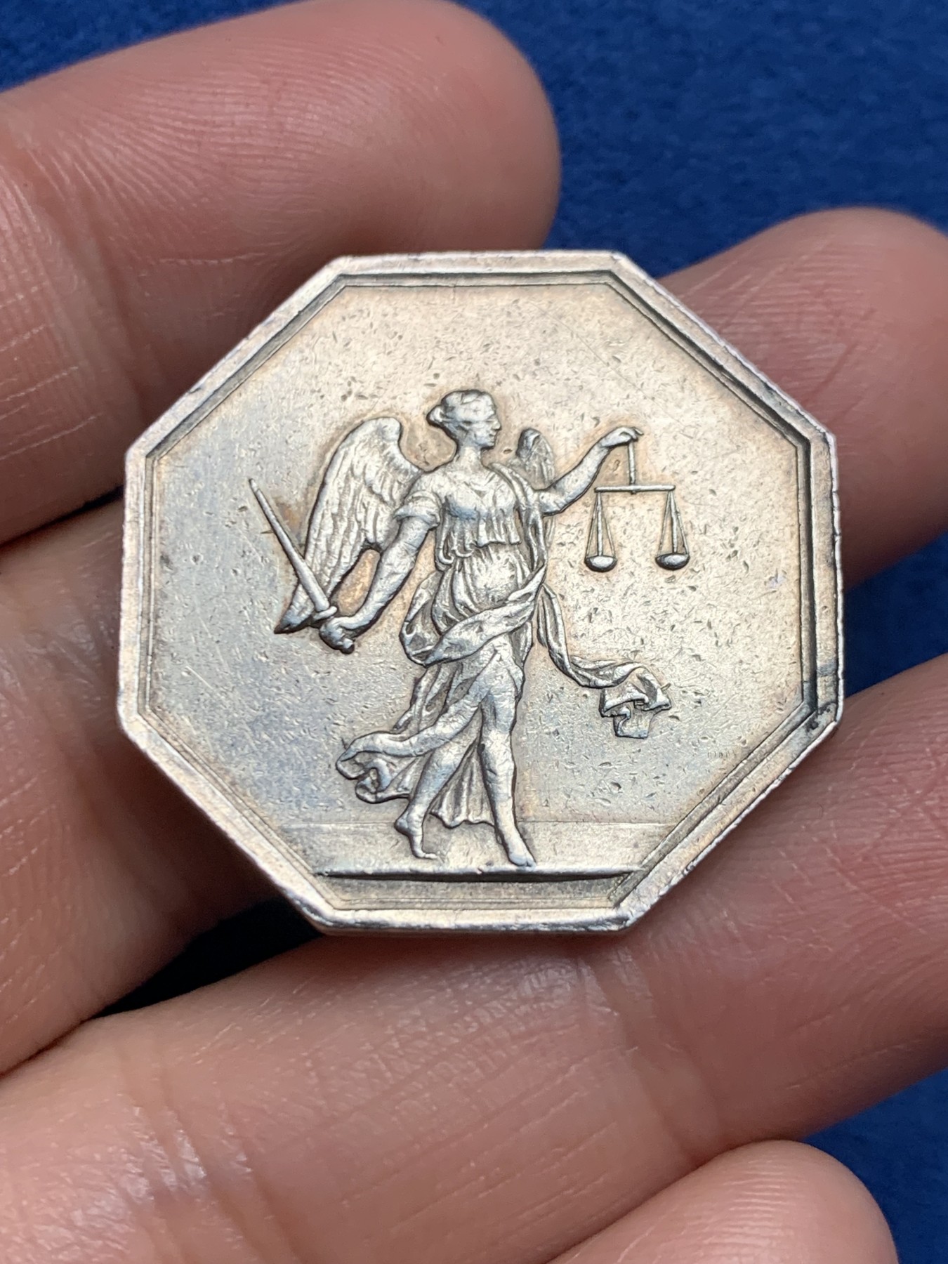 《竞宝斋》第250场-周日，周一 ，周二3场连拍 (全场包邮) 法国法律和法警听证会八角银质代币，12.19g，30.3mm，早期无边铭