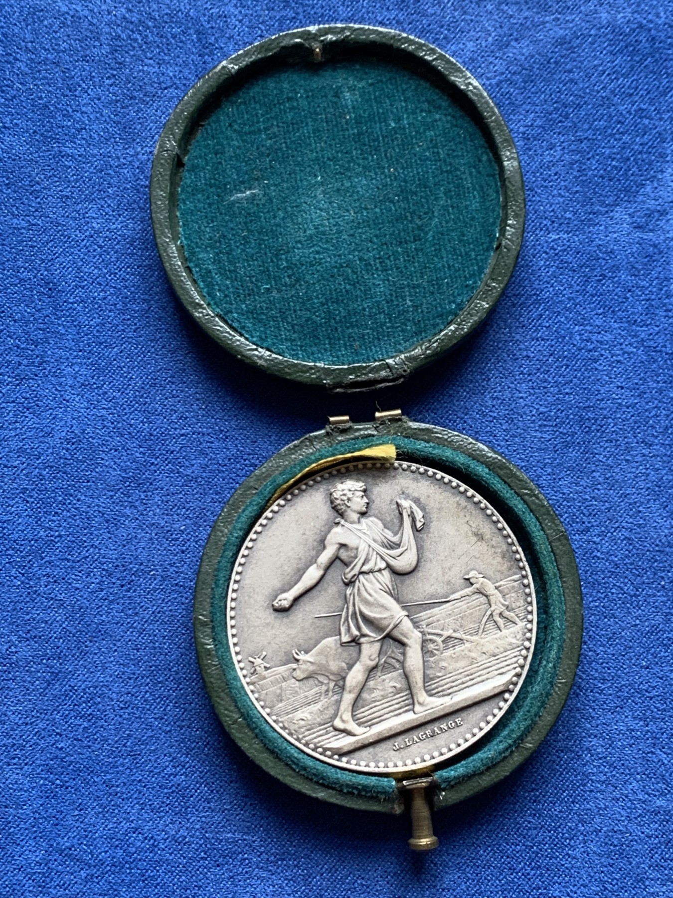 《竞宝斋》第250场-周日，周一 ，周二3场连拍 (全场包邮) 法国农业、园艺、渔业和狩猎协会银章，36.53克，直径40.6毫米，边铭只看到ARGENT，猜测是丰饶角，盒子不能开合