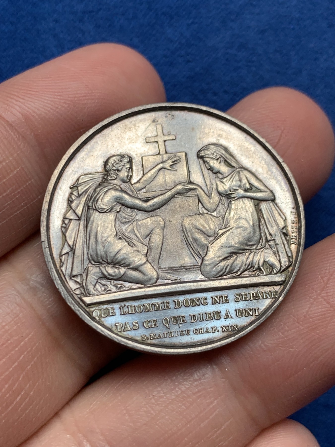 《竞宝斋》第250场-周日，周一 ，周二3场连拍 (全场包邮) 法国爱情与婚姻纪念银章，14.32g，32.2mm，手指边铭