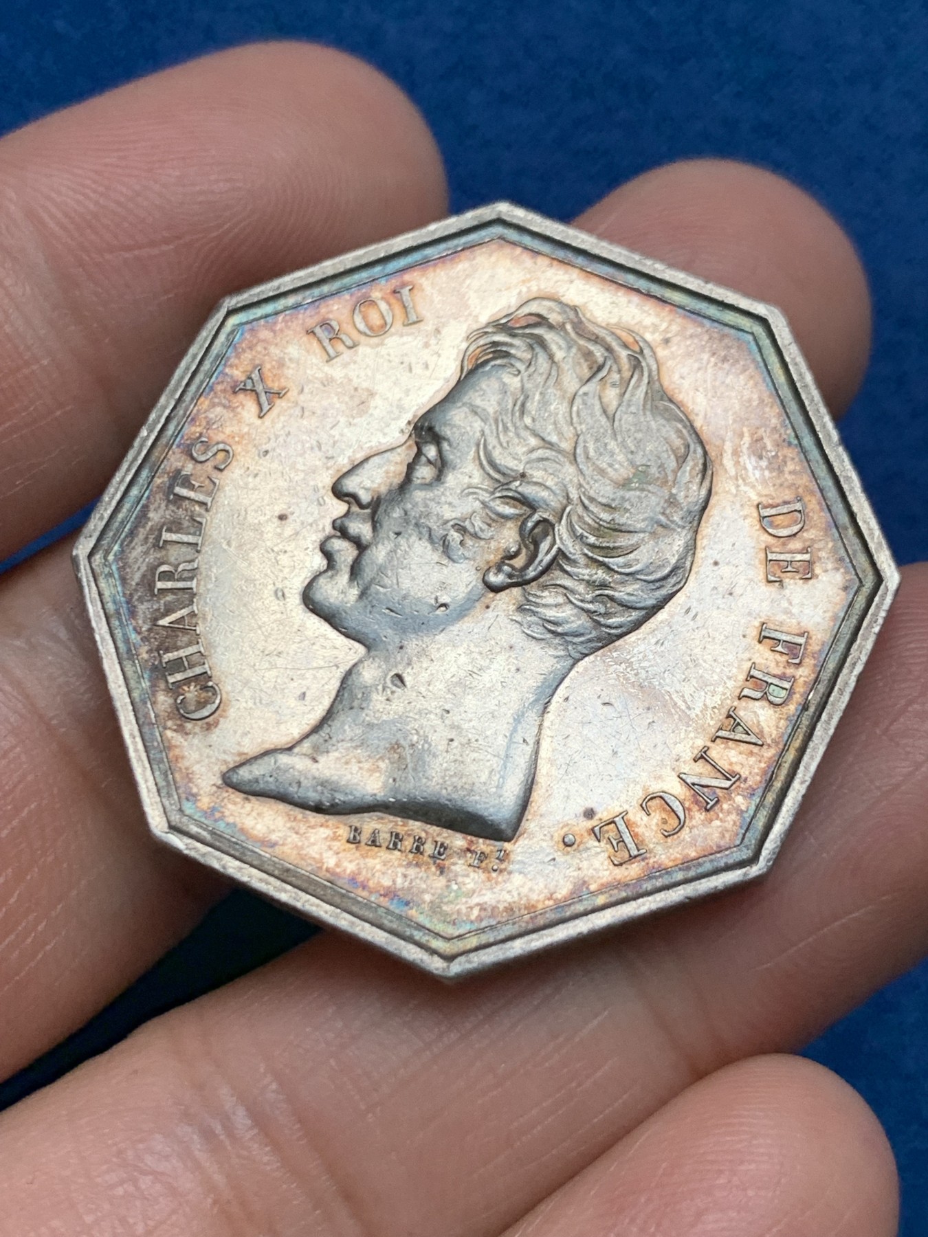 《竞宝斋》第250场-周日，周一 ，周二3场连拍 (全场包邮) 法国海外省份瓜德鲁普银行八角银代币，背面细节丰富，五彩环绕，非常罕见的八角，17.69g，35.7mm，早期无边铭