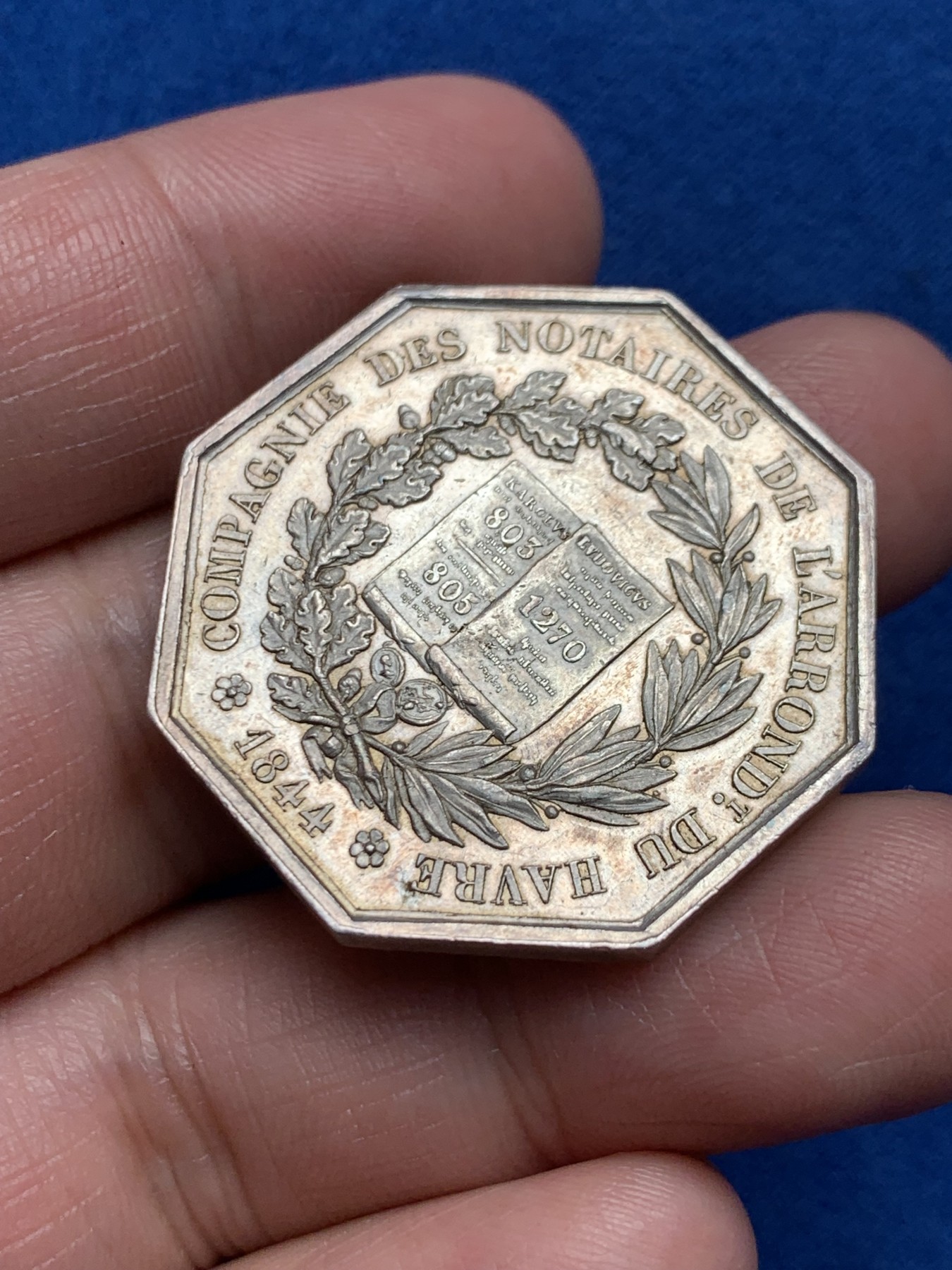 《竞宝斋》第250场-周日，周一 ，周二3场连拍 (全场包邮) 法国勒阿弗尔公证人八角银质jeton，圣路易与查理曼，20.31g，34mm，手指边铭