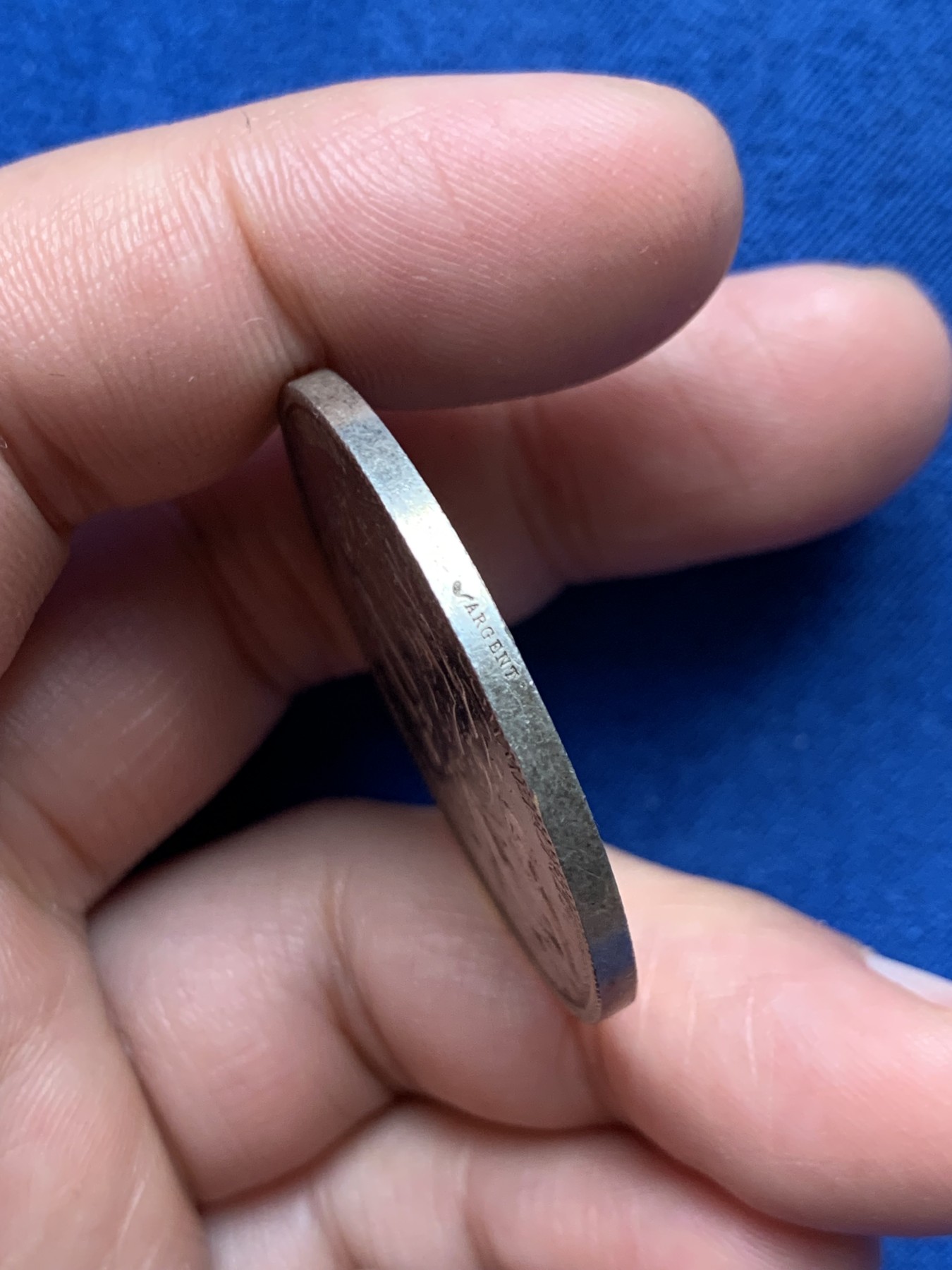 《竞宝斋》第250场-周日，周一 ，周二3场连拍 (全场包邮) 法国里昂商会银质jeton，22.32g，32.2mm，1879年烟斗边铭