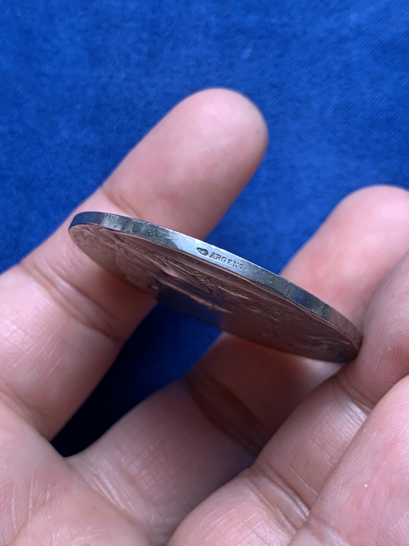 《竞宝斋》第250场-周日，周一 ，周二3场连拍 (全场包邮) 名誉品O.Roty法国“SEMPER”永恒的爱 婚姻纪念银章，背面由手工雕刻的两位主人公的姓名和时间，这才是一枚永流传的爱情纪念物，30.58g，41.5mm，丰饶角边铭，有轻的磕